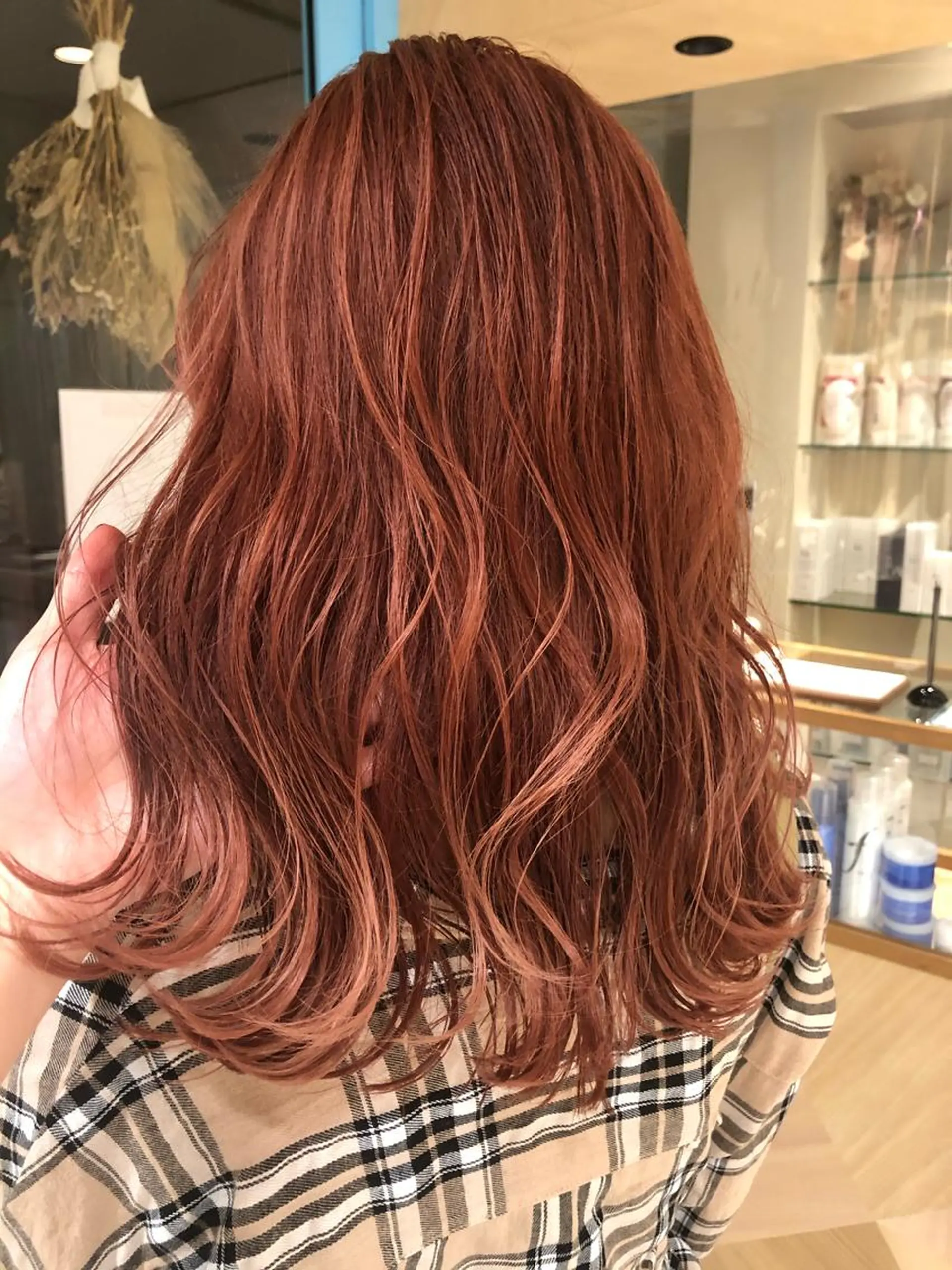 セミロング カラー オレンジ ピンクカラー 大岩 茉愉のヘアスタイル