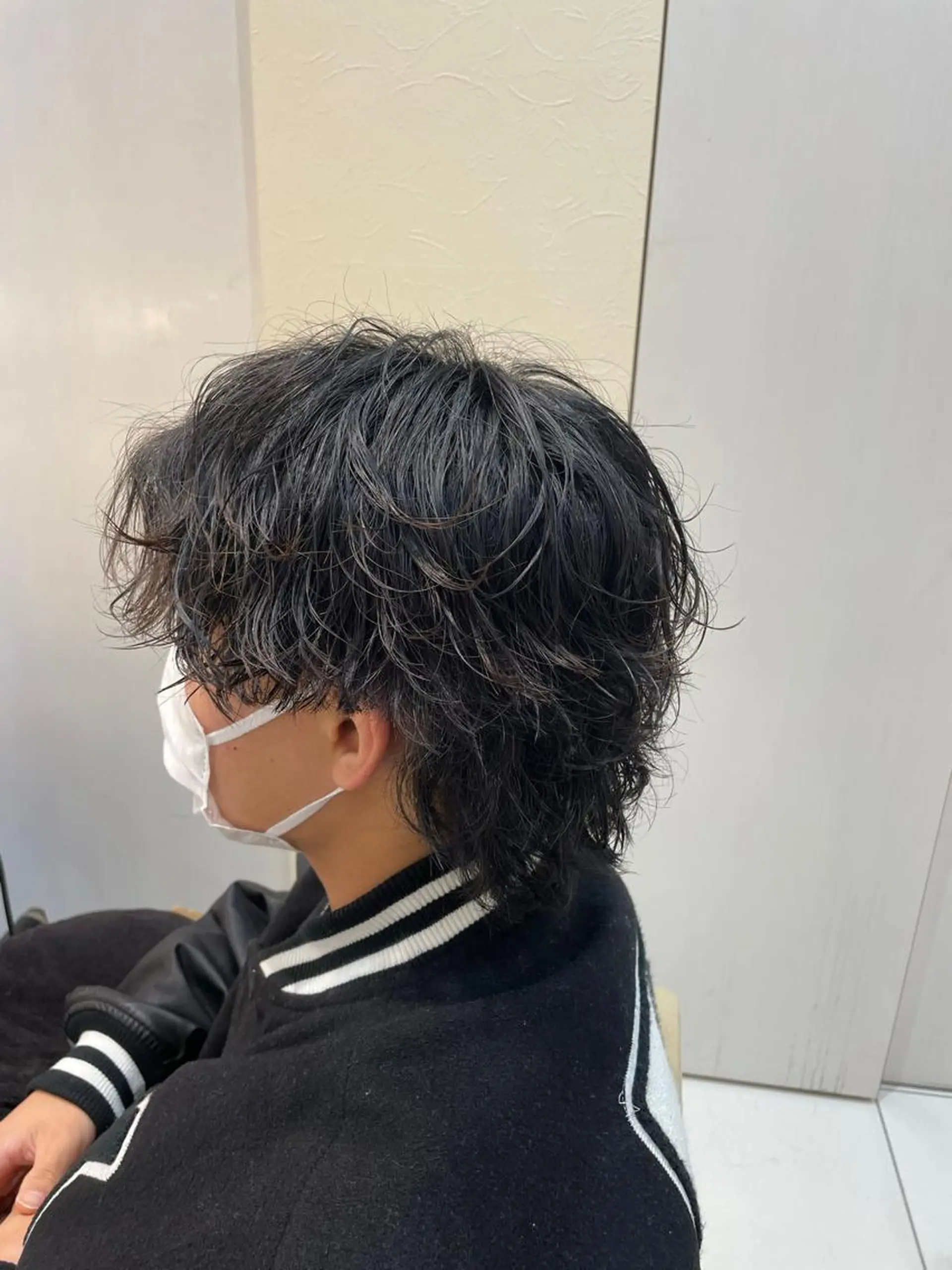 ミディアム パーマ メンズ ミディアムパーマ メンズブリーチ メンズパーマ 波巻きパーマ くせ毛 カット メンズ曲がる縮毛矯正 /本厚木/駅近3分のヘアスタイル