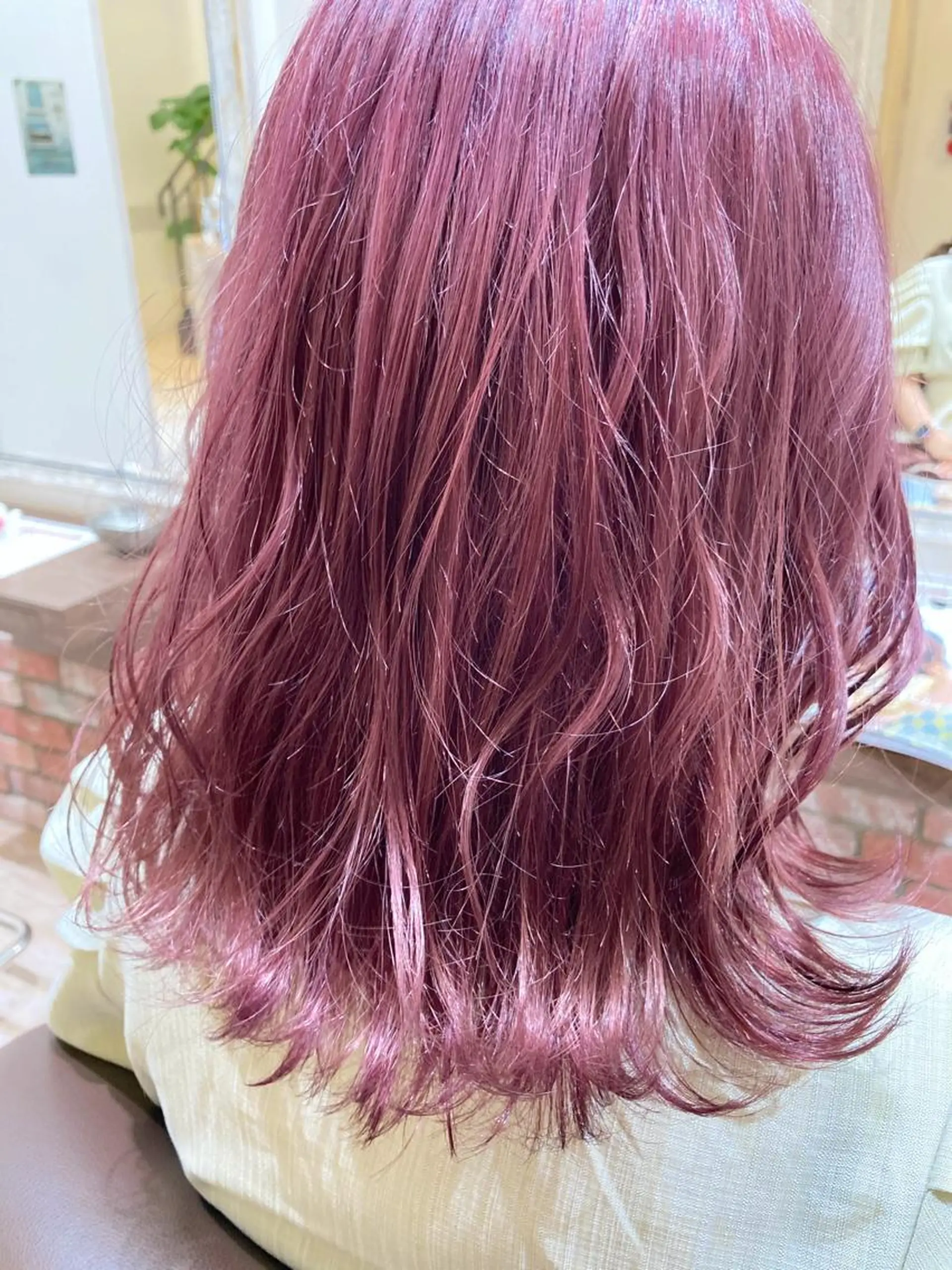 ミディアム カラー ヘアアレンジ ブリーチ ピンクカラー 佐藤 睦月のヘアスタイル