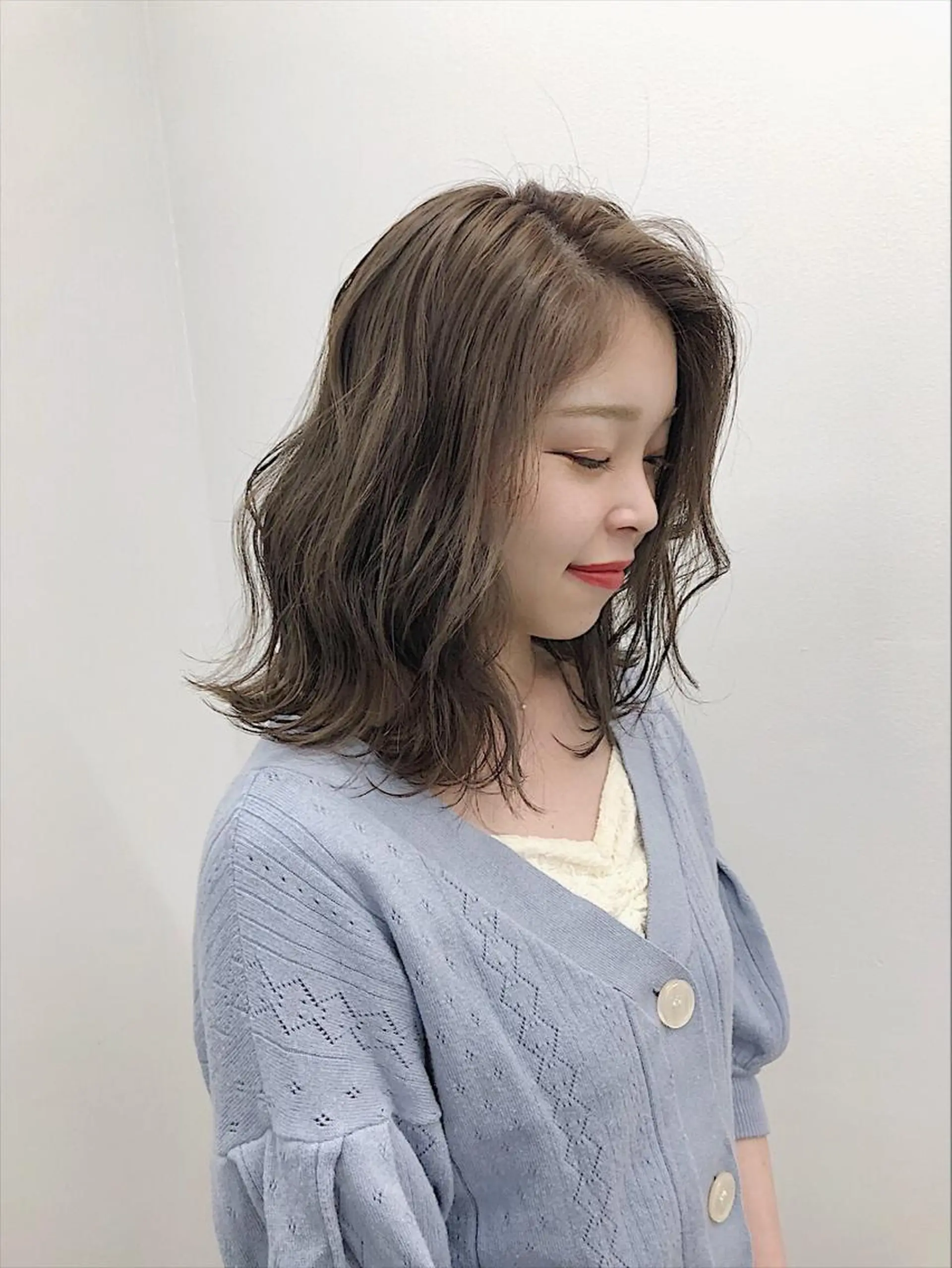 ミディアム カラー ヘアアレンジ ベージュカラー ブリーチ 透明感カラー flamme Annaのヘアスタイル