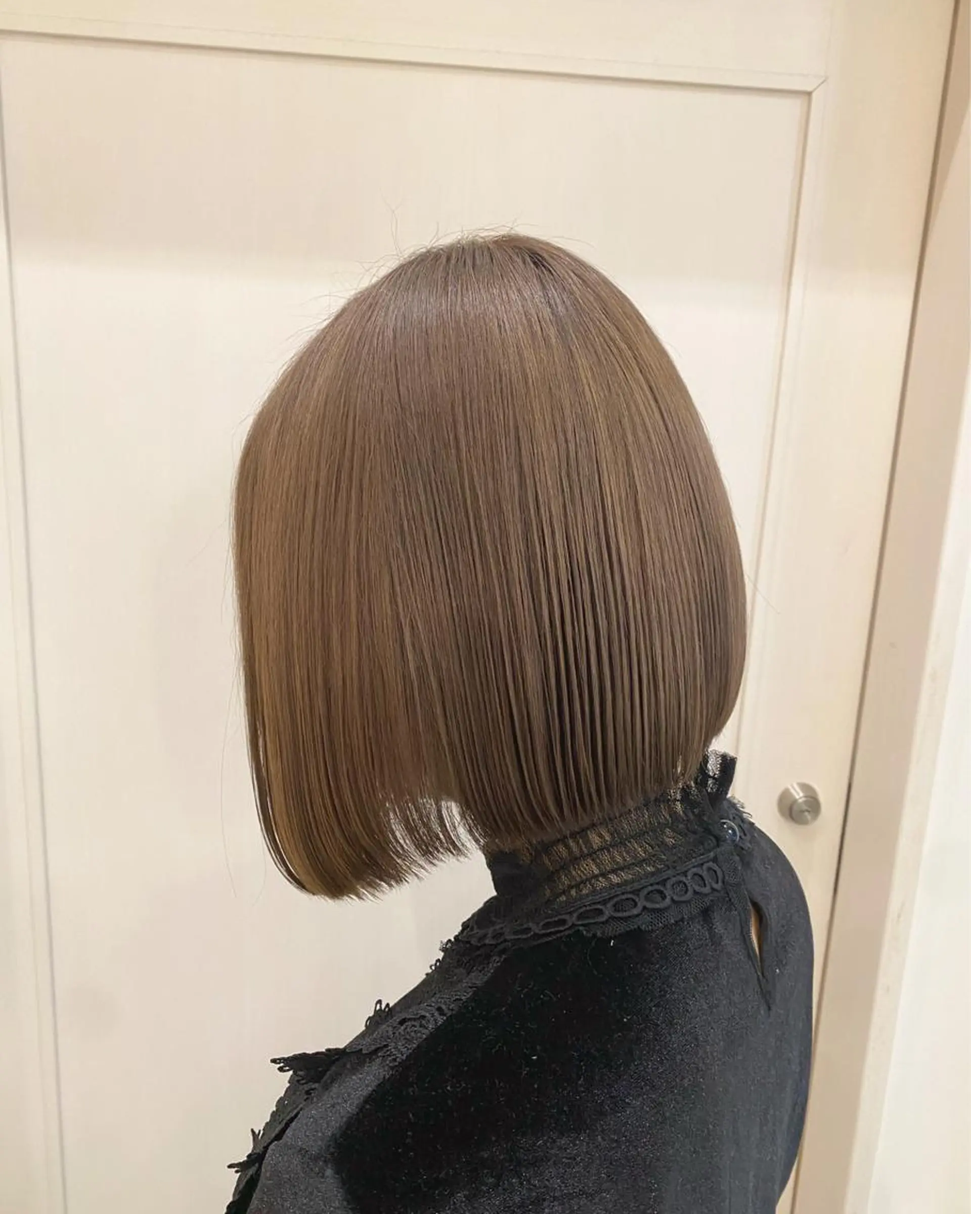 ミディアム カラー ヘアアレンジ 切りっぱなしボブ ベージュカラー ハイトーンカラー インナーカラー ピンクカラー 🌿ブリーチ/髪質 改善/🌿‬JINのヘアスタイル