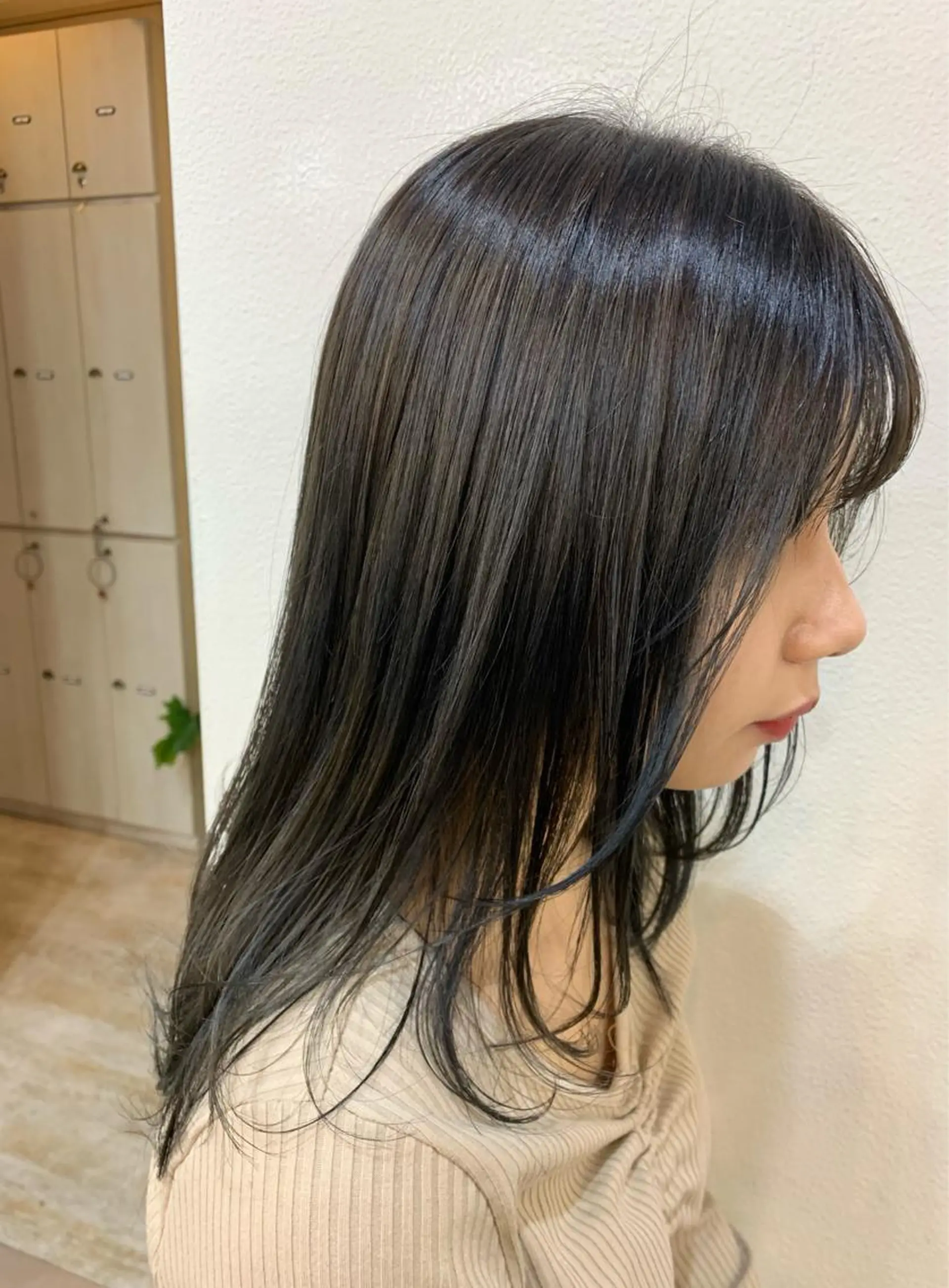 セミロング カラー アッシュ 黒髪 ブルーカラー ブルーブラック ヘアカラー 藤間 帆乃夏（とうまほのかのヘアスタイル