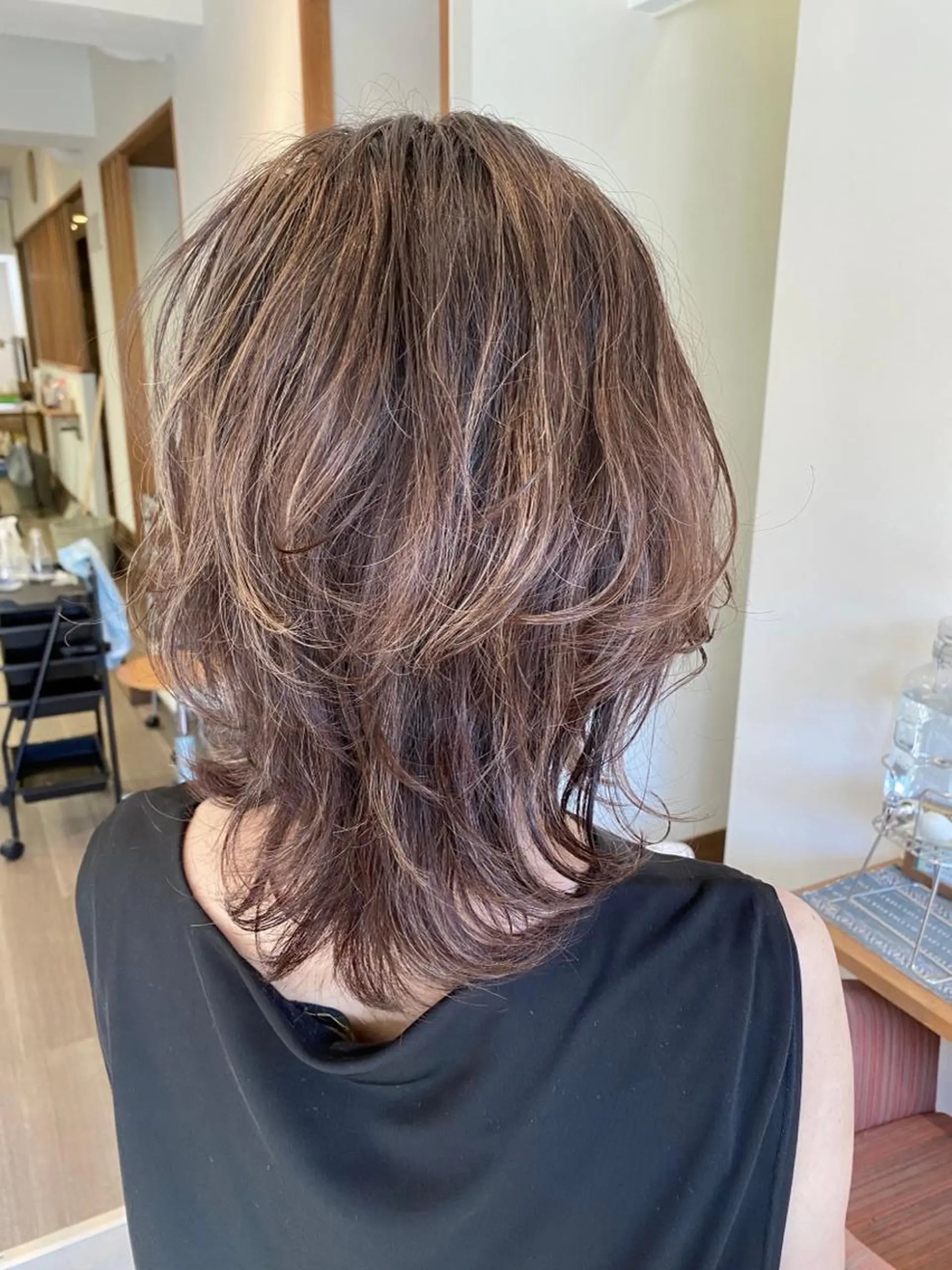 セミロング カラー ハイライトカラー くびれヘア ハイライト カット ヘアカラー chill out 南塚口本店のヘアスタイル