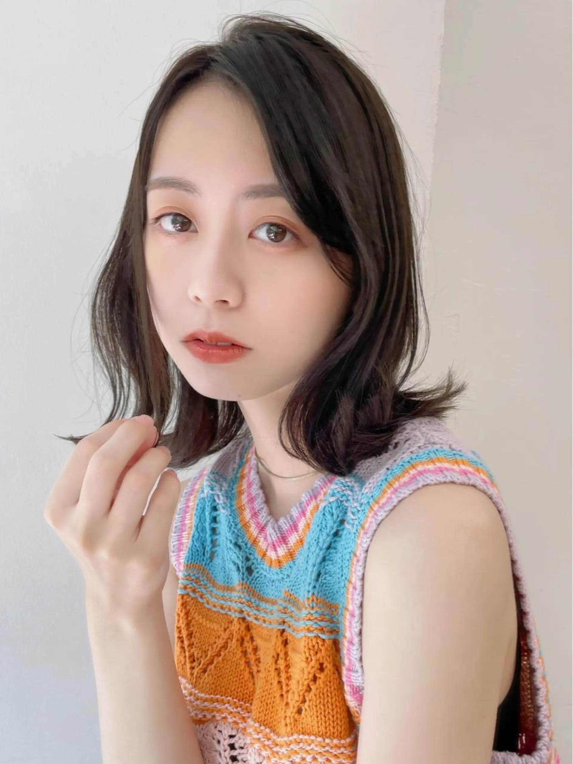 ミディアム カラー 透明感カラー グレージュ くびれヘア カット ヘアカラー トリートメント chama レイヤーカットのヘアスタイル