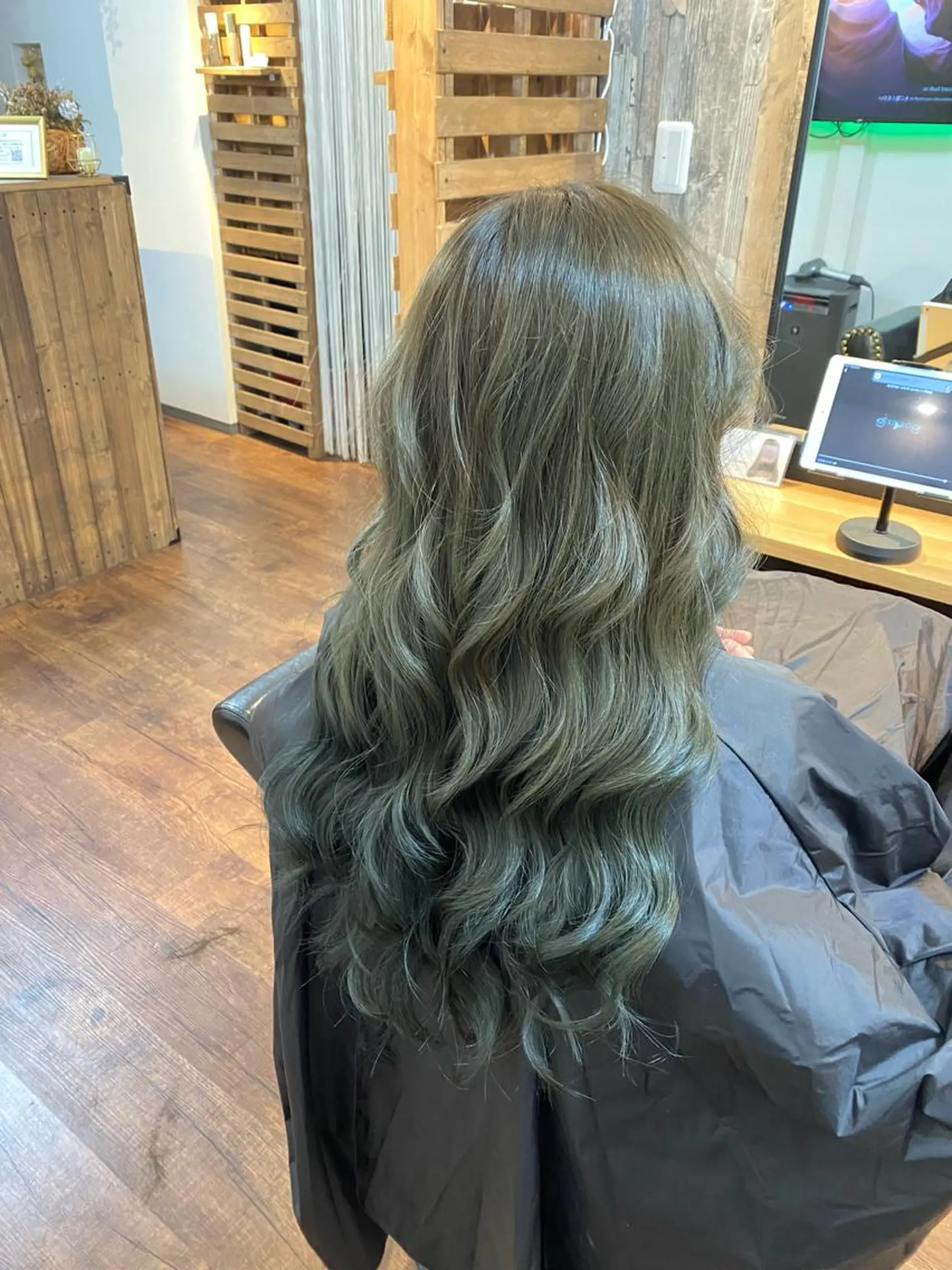 ロング カラー グレージュ オリーブグレージュ オリーブグレー カット ヘアカラー トリートメント Lizir  ルズィール所属・Luzir⭐︎ GEN⭐︎のヘアスタイル