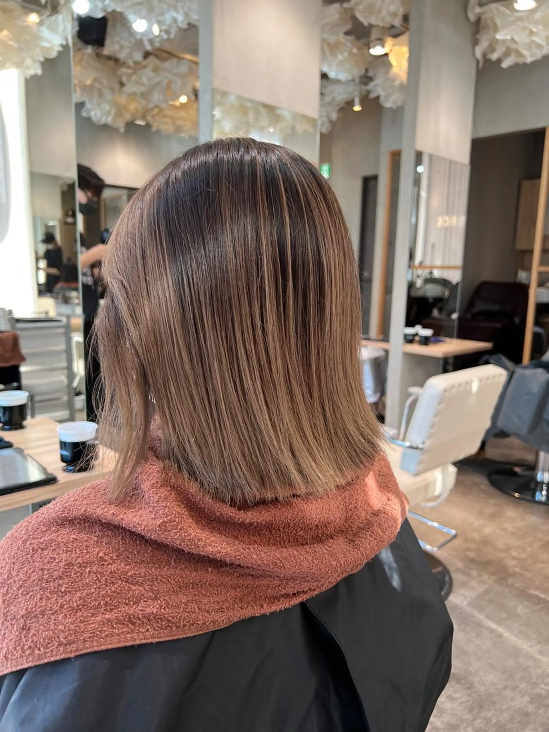 ミディアム カラー バレイヤージュ レイヤーカット ヘアカラー 顔タイプ診断®︎ ハイトーンカラーのヘアスタイル