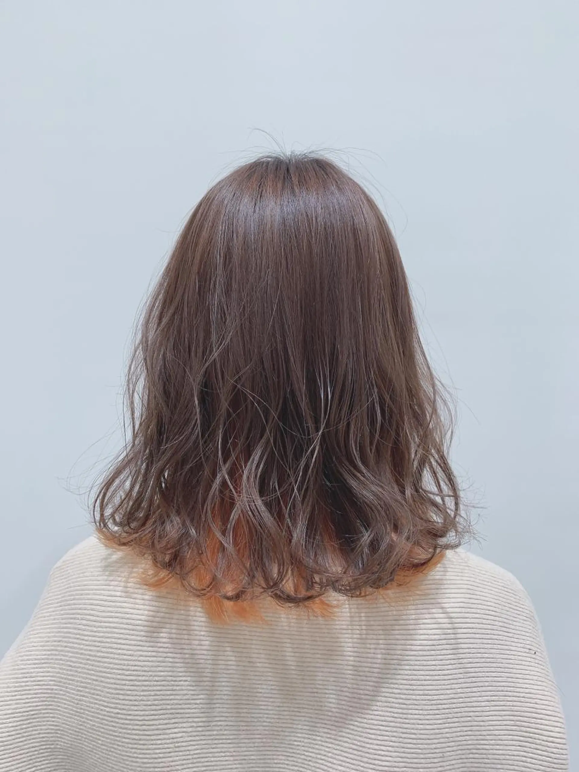 ミディアム カラー グレージュ インナーカラー オレンジ 柏本 果菜のヘアスタイル