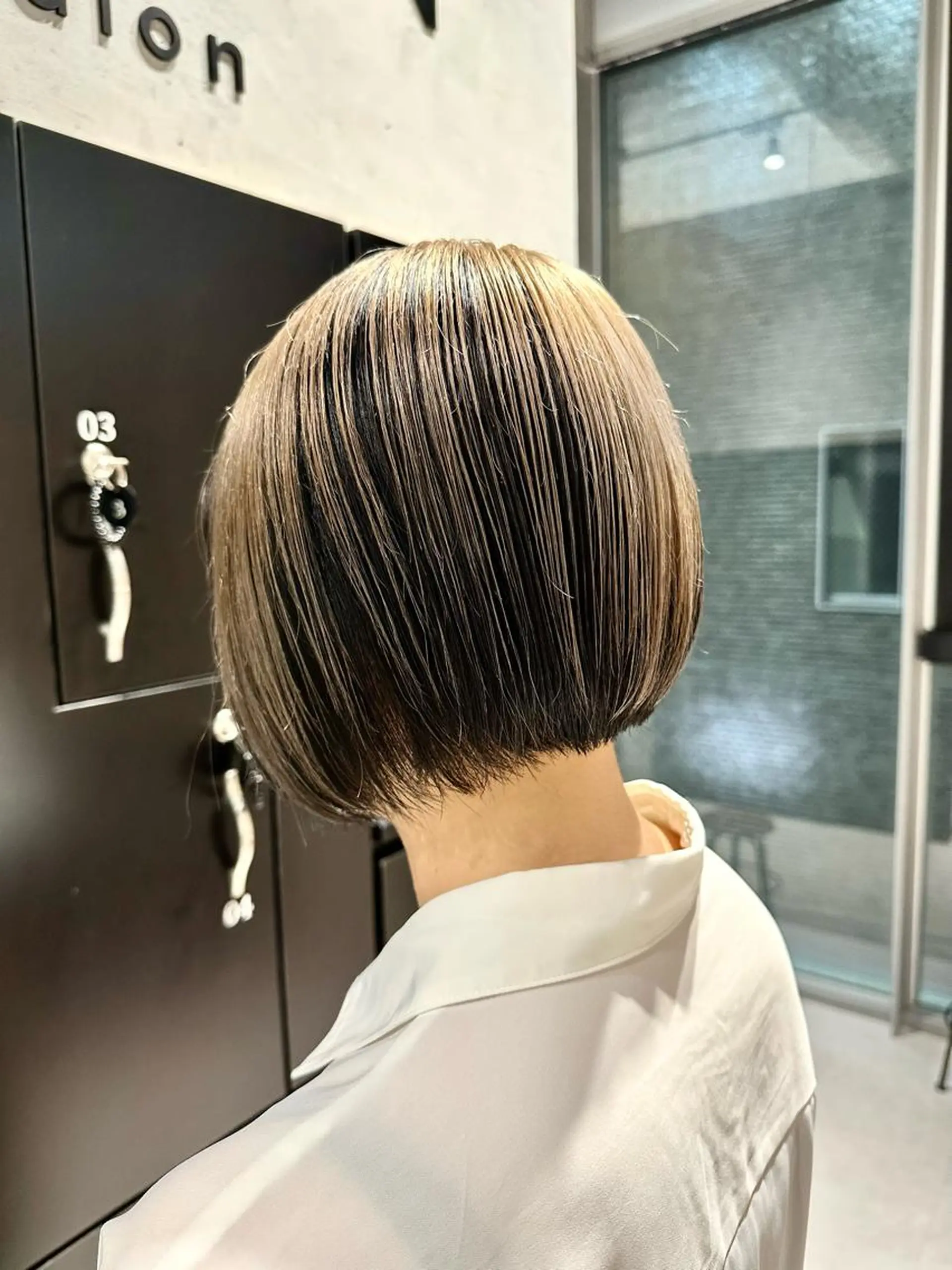 ショート 切りっぱなしボブ ショートボブ ボブ エクステ ショートヘア SALOWIN心斎橋Suite店所属・ブリーチ毛にもできる 縮毛矯正OJIROのヘアスタイル