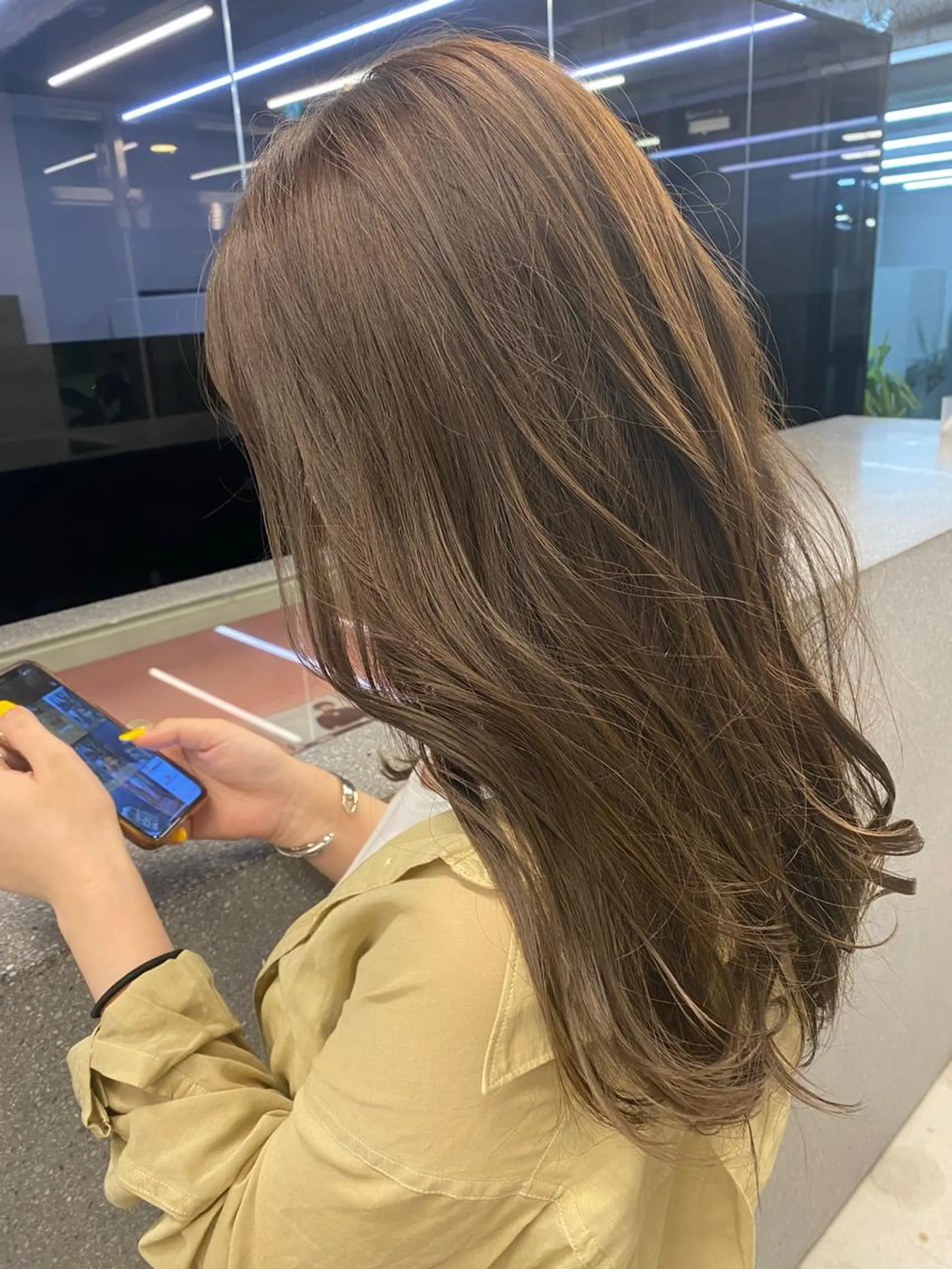 ロング カラー ベージュカラー オリーブベージュ 上田 エミのヘアスタイル