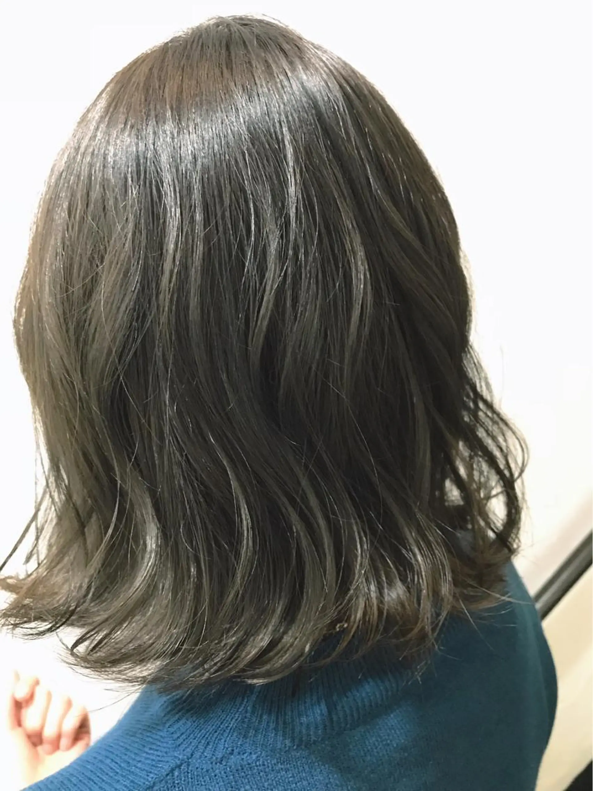ミディアム カラー グレージュ カーキグレージュ 外ハネヘア ヘアカラー トリートメント 山本 みきのヘアスタイル