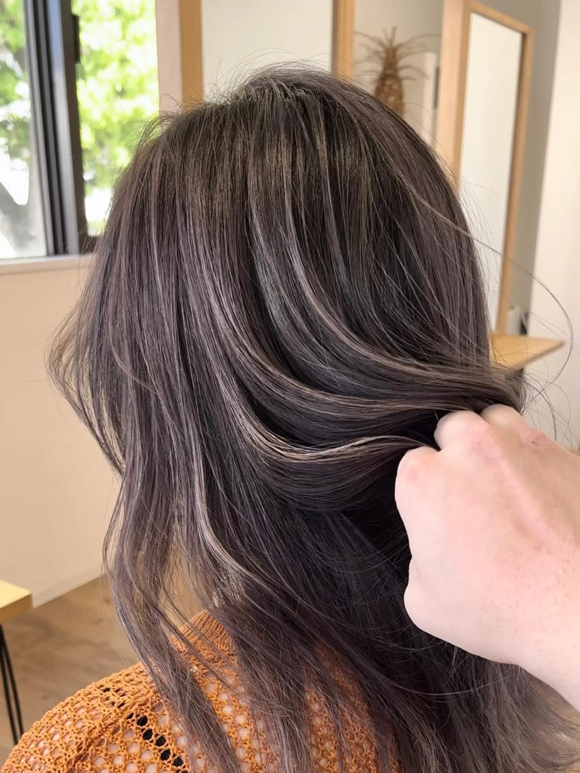 ミディアム カラー バレイヤージュ ブリーチ シルバー レイヤーカット トリートメント ヘアカラー KIZU 髪質改善 オカルト怪談のヘアスタイル