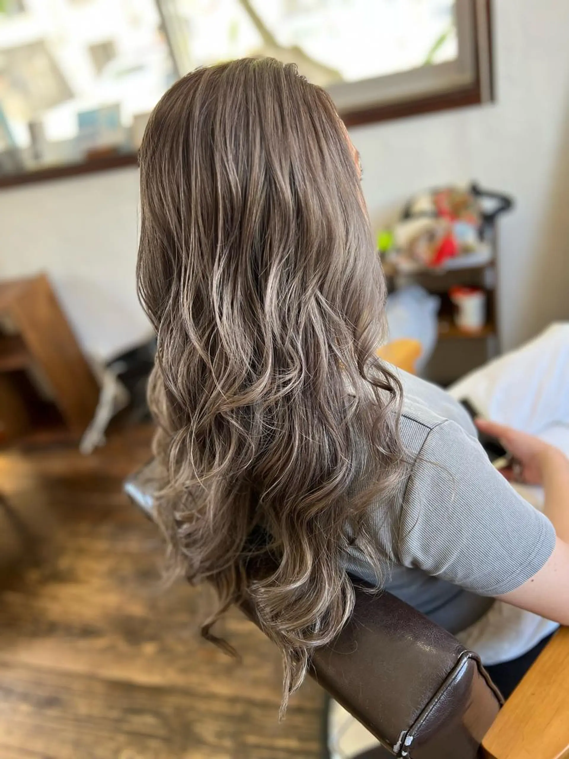 ロング カラー ベージュカラー ハイライトカラー ミルクティーベージュ ハイライト ヘアカラー Style Tのヘアスタイル