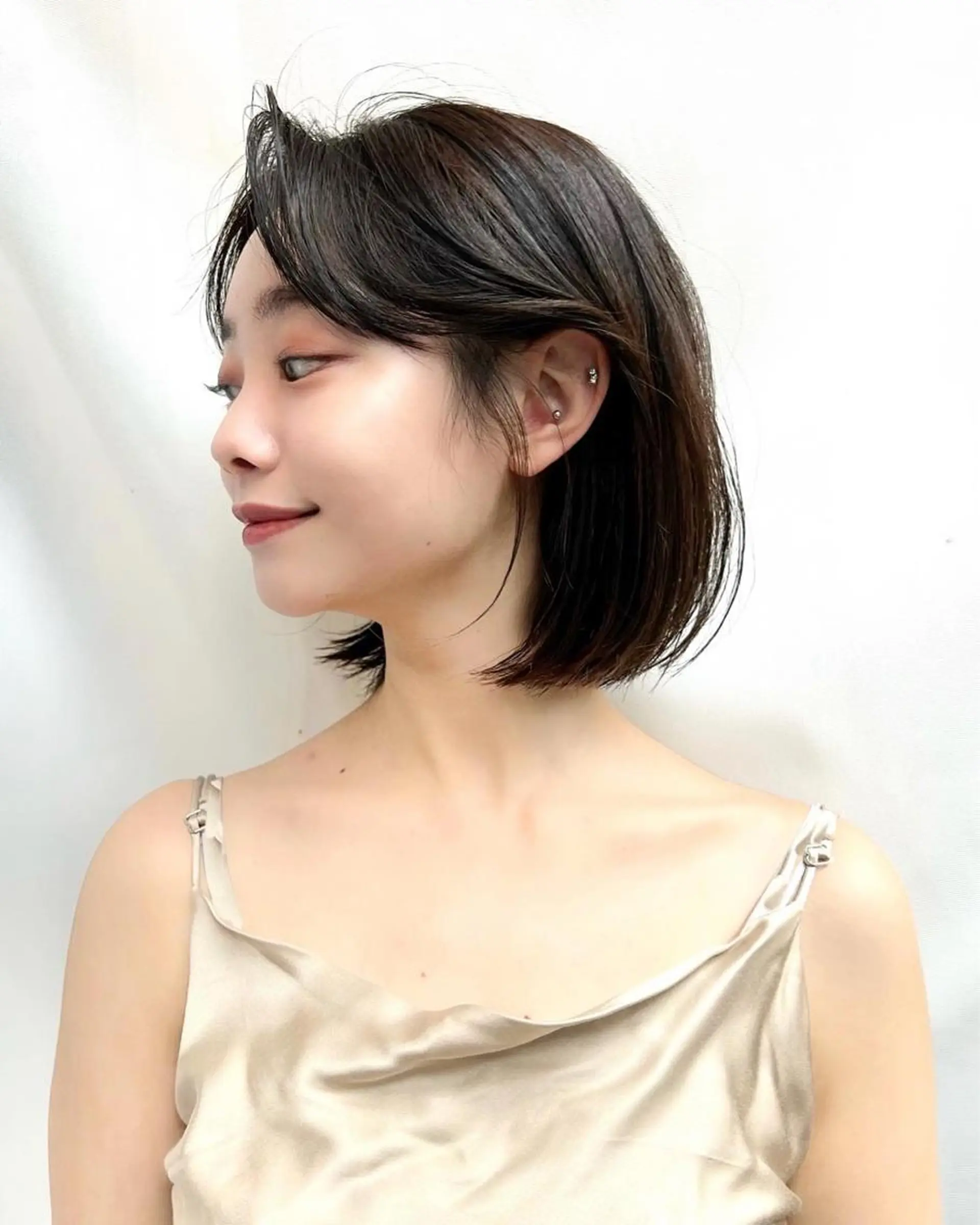 ショート カラー 切りっぱなしボブ 前下がりボブ ブリーチ グレージュ イルミナカラー カット ヘアカラー トリートメント ニュアンスレイヤー ハイトーンカラーのヘアスタイル