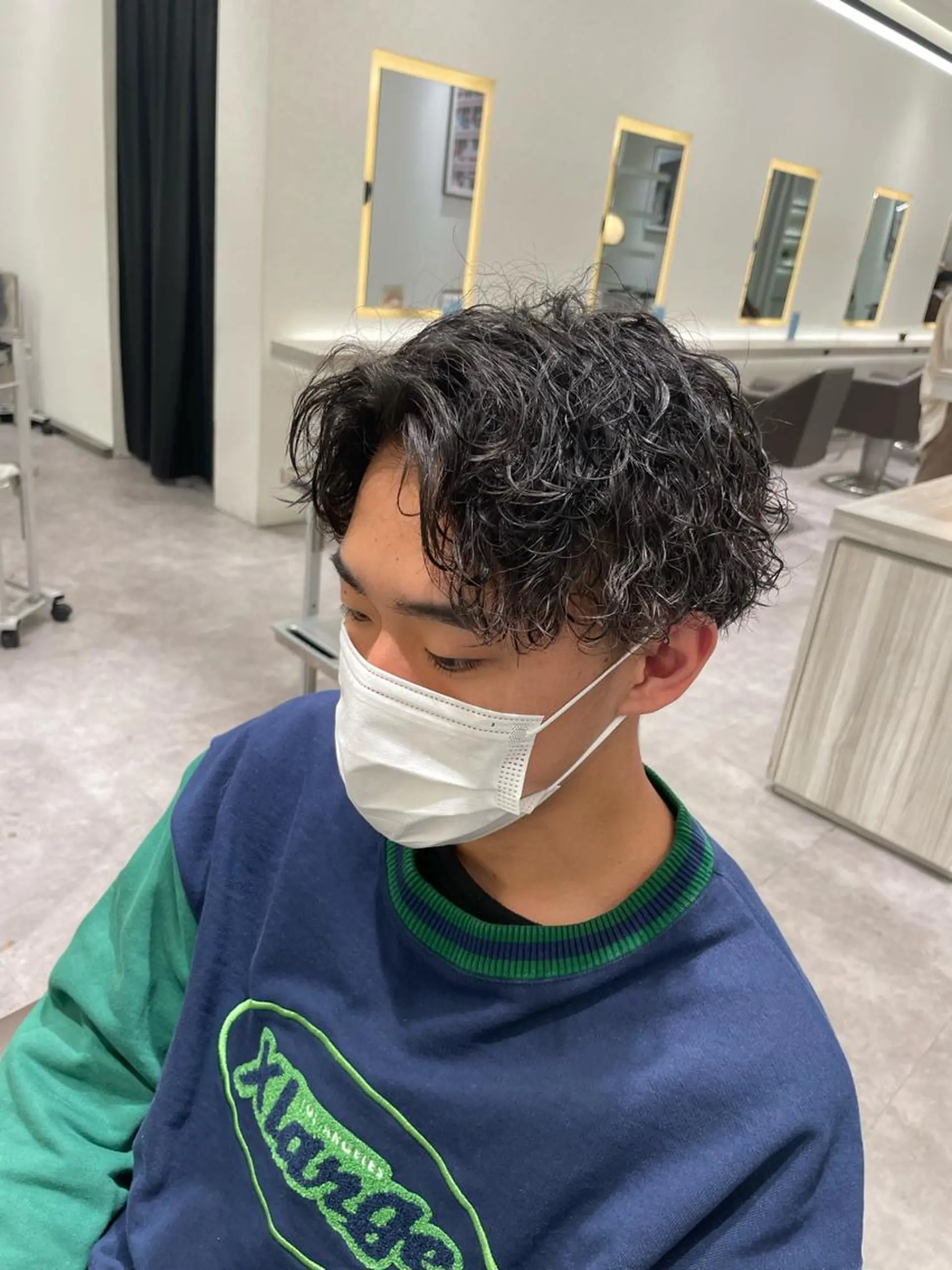 ショート パーマ メンズ メンズブリーチ メンズハイライト メンズメッシュ メンズパーマ メンズツイストパーマ カット パーマ メンズ特化店長✨ 9/9空き◎岡本一真のヘアスタイル