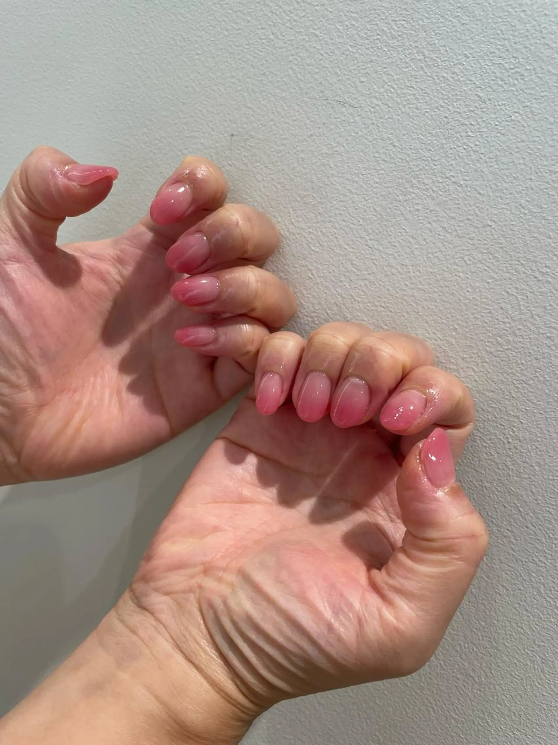 ネイル グラデーション ピンク 細矢 咲花のネイルデザイン