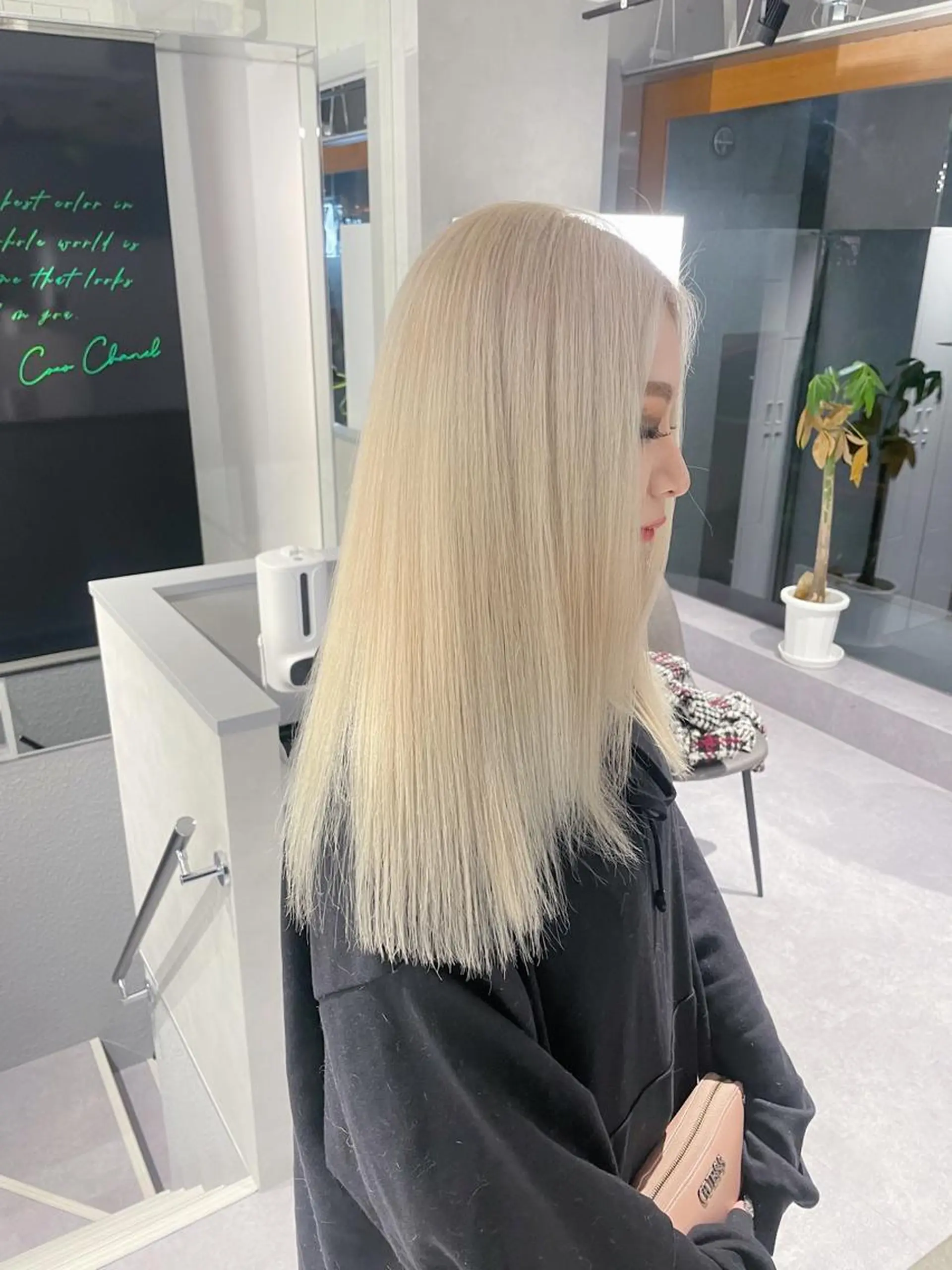 ロング カラー アッシュ バレイヤージュ ベージュカラー 黒髪 ブリーチ ikuma/ ミルクティーのヘアスタイル