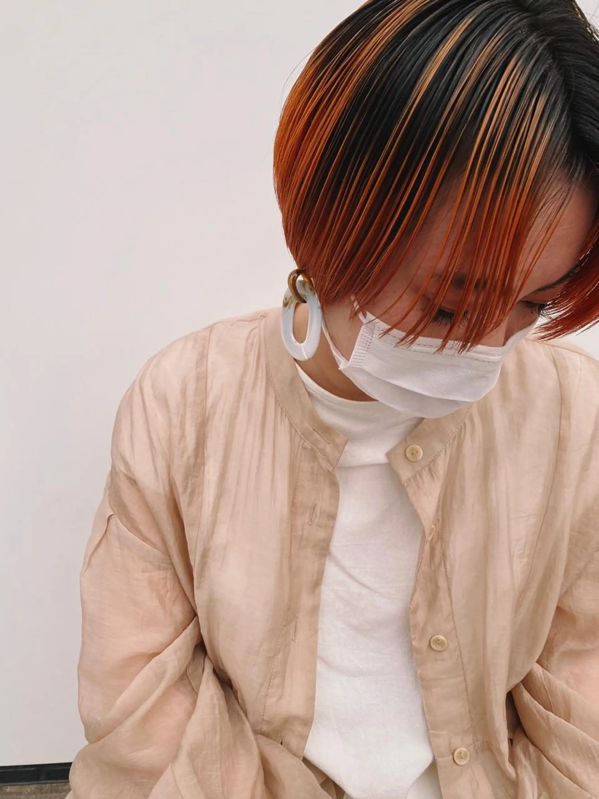 ショート カラー バレイヤージュ 黒髪 ハイライトカラー オレンジ ハイライト ヘアカラー トリートメント (h)wim ウィムのヘアスタイル