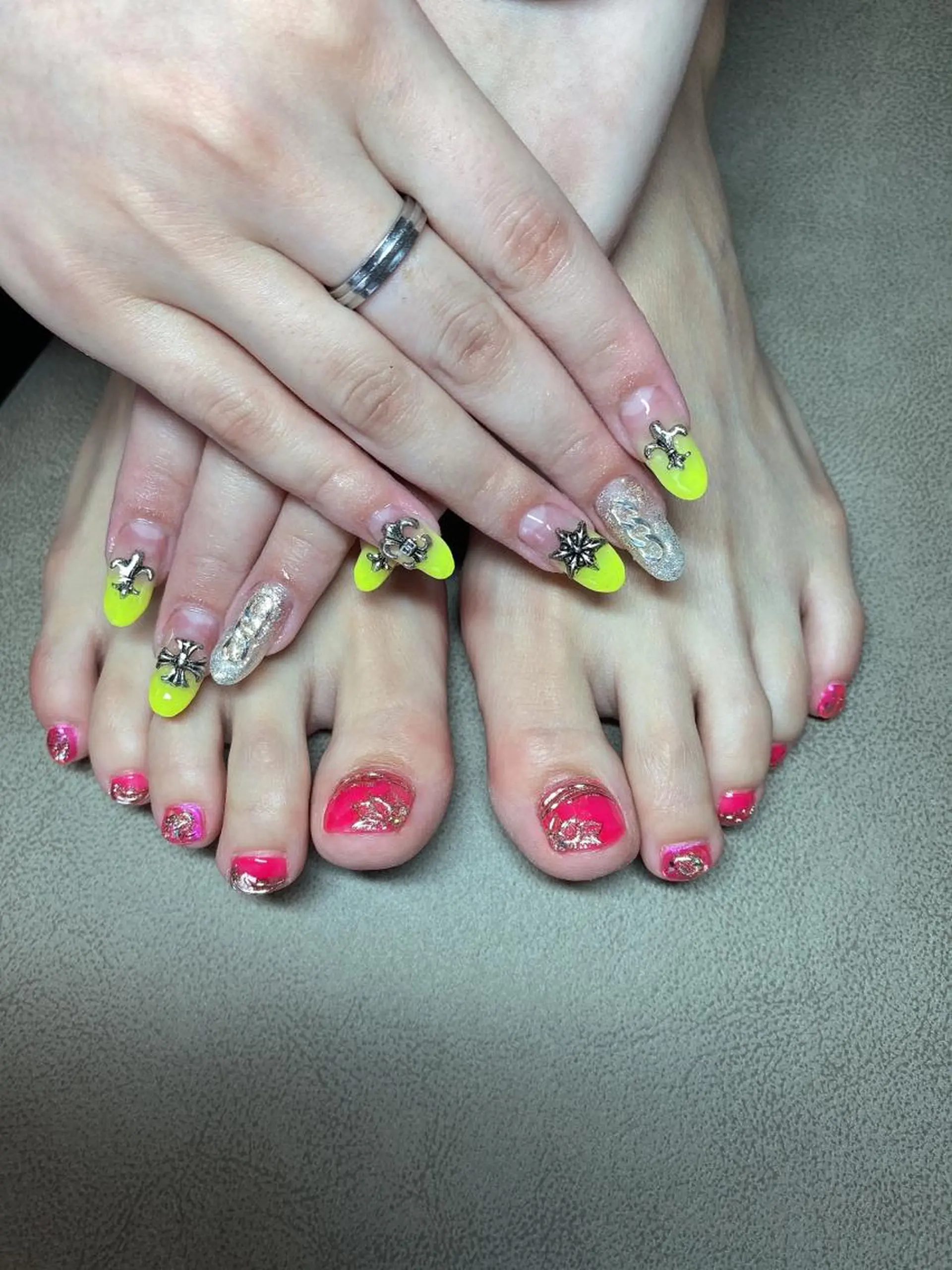 ネイル ピンク 黄色 ハンドネイル フットネイル ハンドケア nail salon  AlgeTy所属・✴︎:.｡. MAKI.｡.:✴︎のネイルデザイン