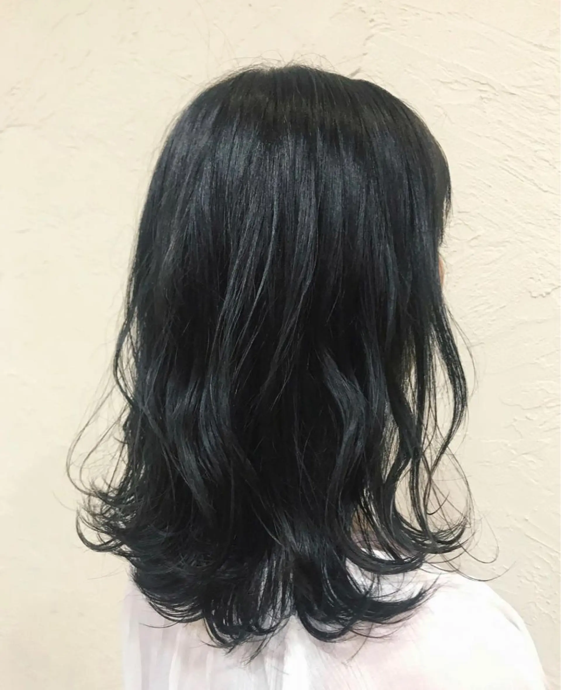 ミディアム カラー ヘアアレンジ 黒髪 ネイビーカラー 角岡 真帆のヘアスタイル