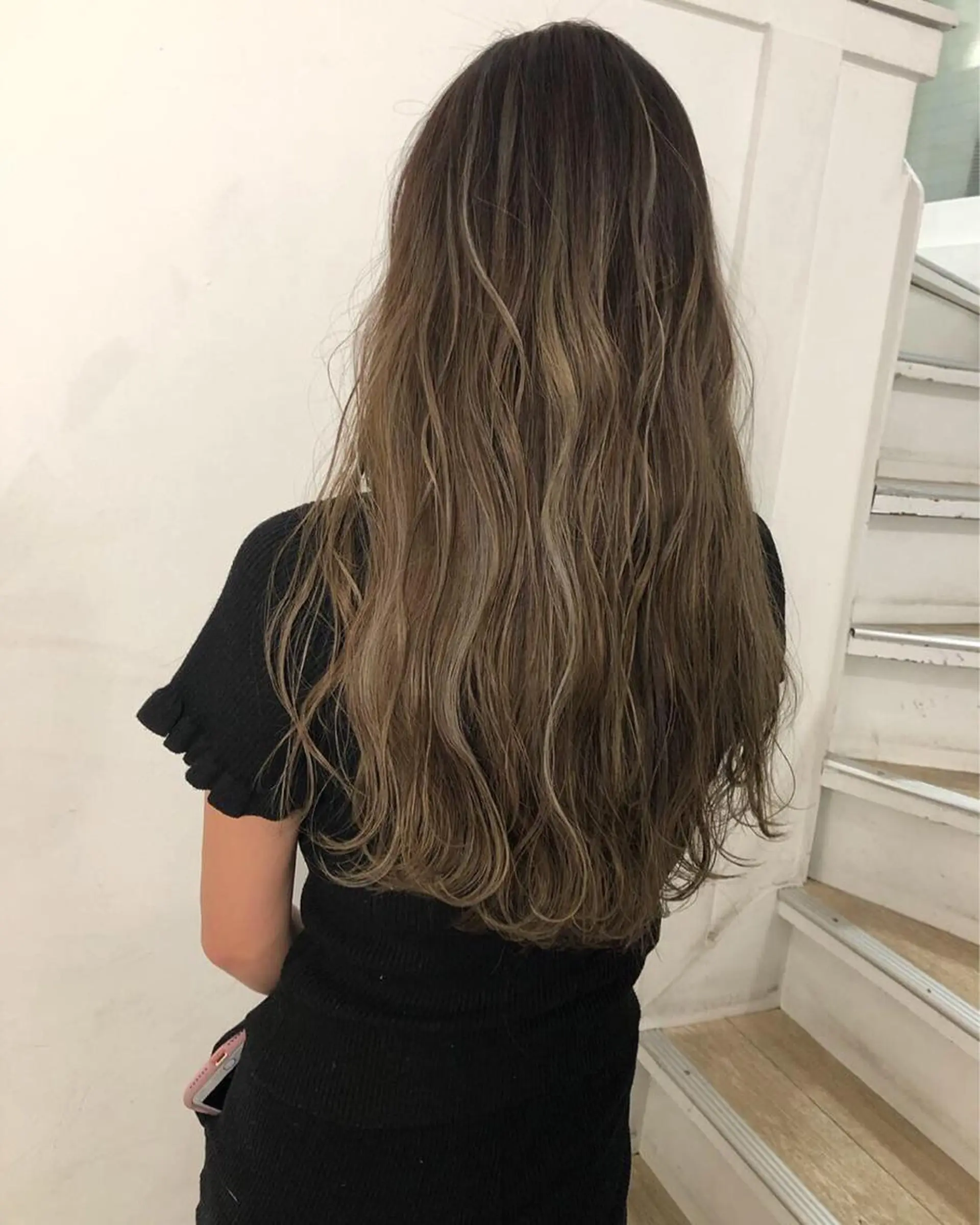 ロング カラー アッシュ ハイライトカラー ハイトーンカラー シルバー シルバーアッシュ Tao所属・藤川 大智のヘアスタイル