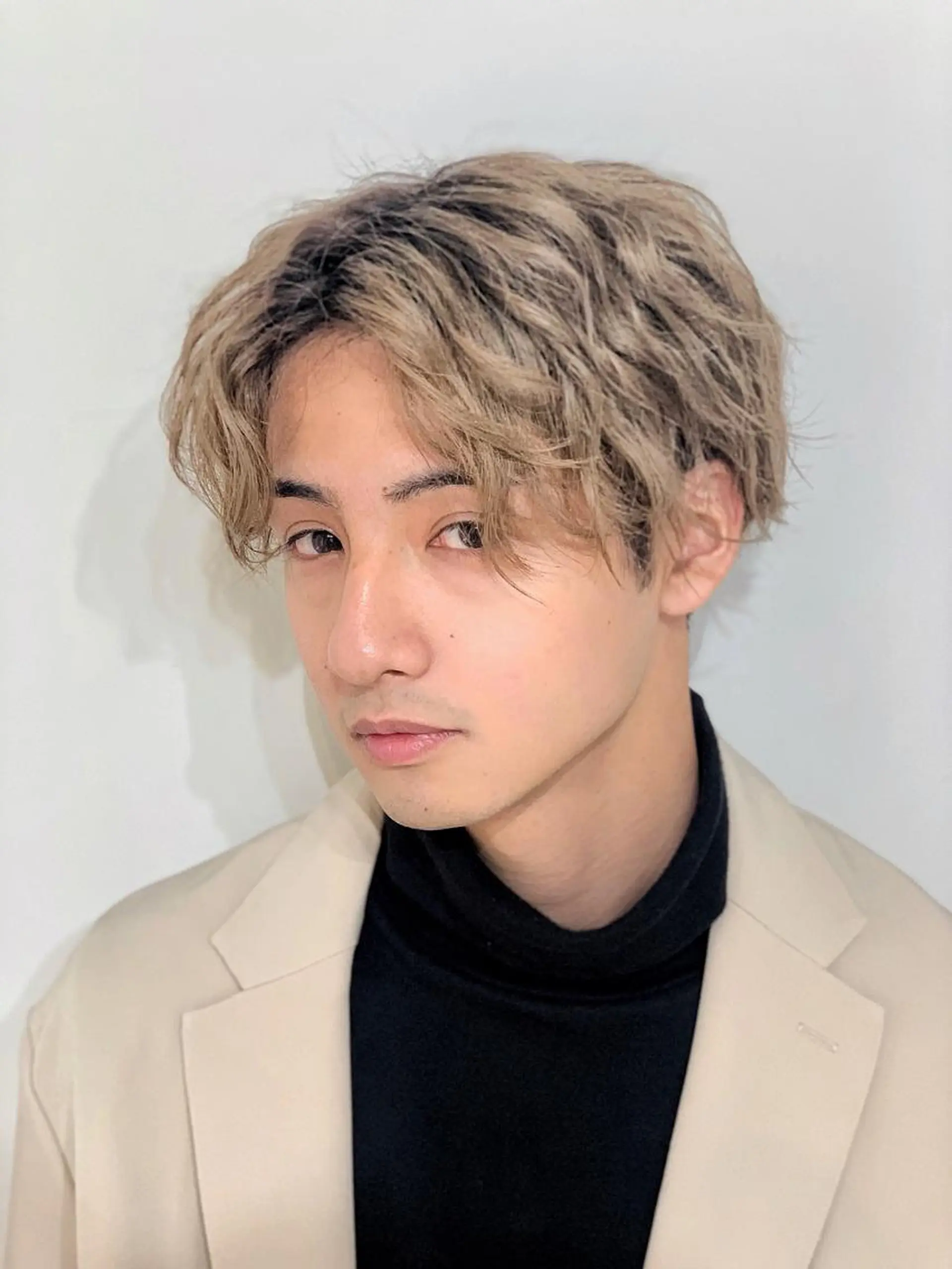 ミディアム パーマ メンズ ミディアムパーマ メンズブリーチ センターパート フェードカット メンズハイライト メンズStylist 山根慧のヘアスタイル