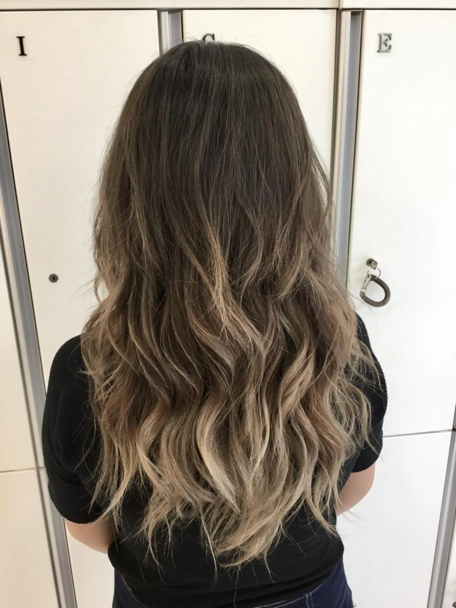 ロング カラー アッシュ バレイヤージュ 黒髪 ブリーチ グラデーションカラー Ash 山田 勇太のヘアスタイル