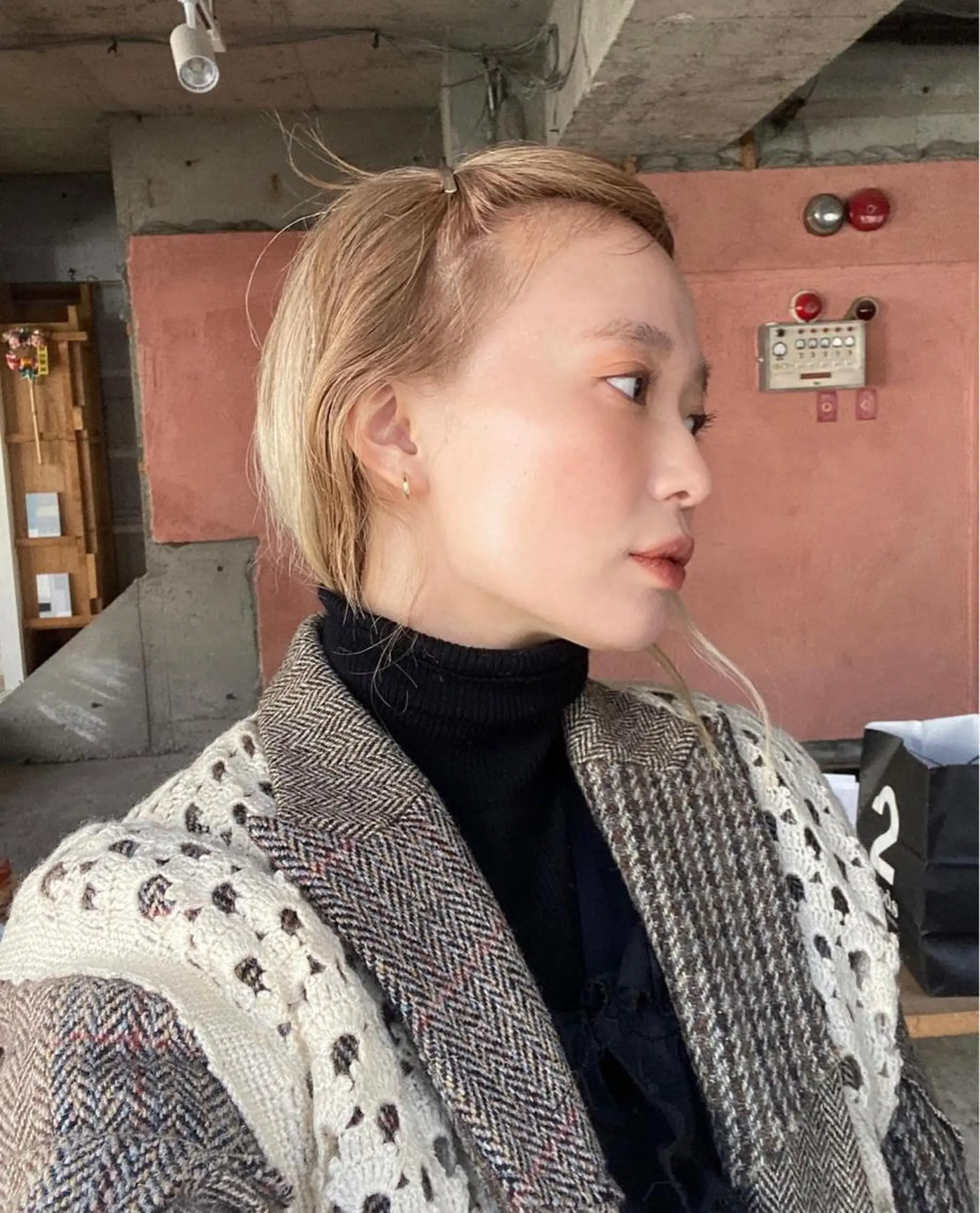 セミロング カラー ミストバング ベージュカラー ブリーチ ケアブリーチ デザインカラー ヘアカラー トリートメント MIU/ルーツカラー ボブ/顔周りレイヤーのヘアスタイル