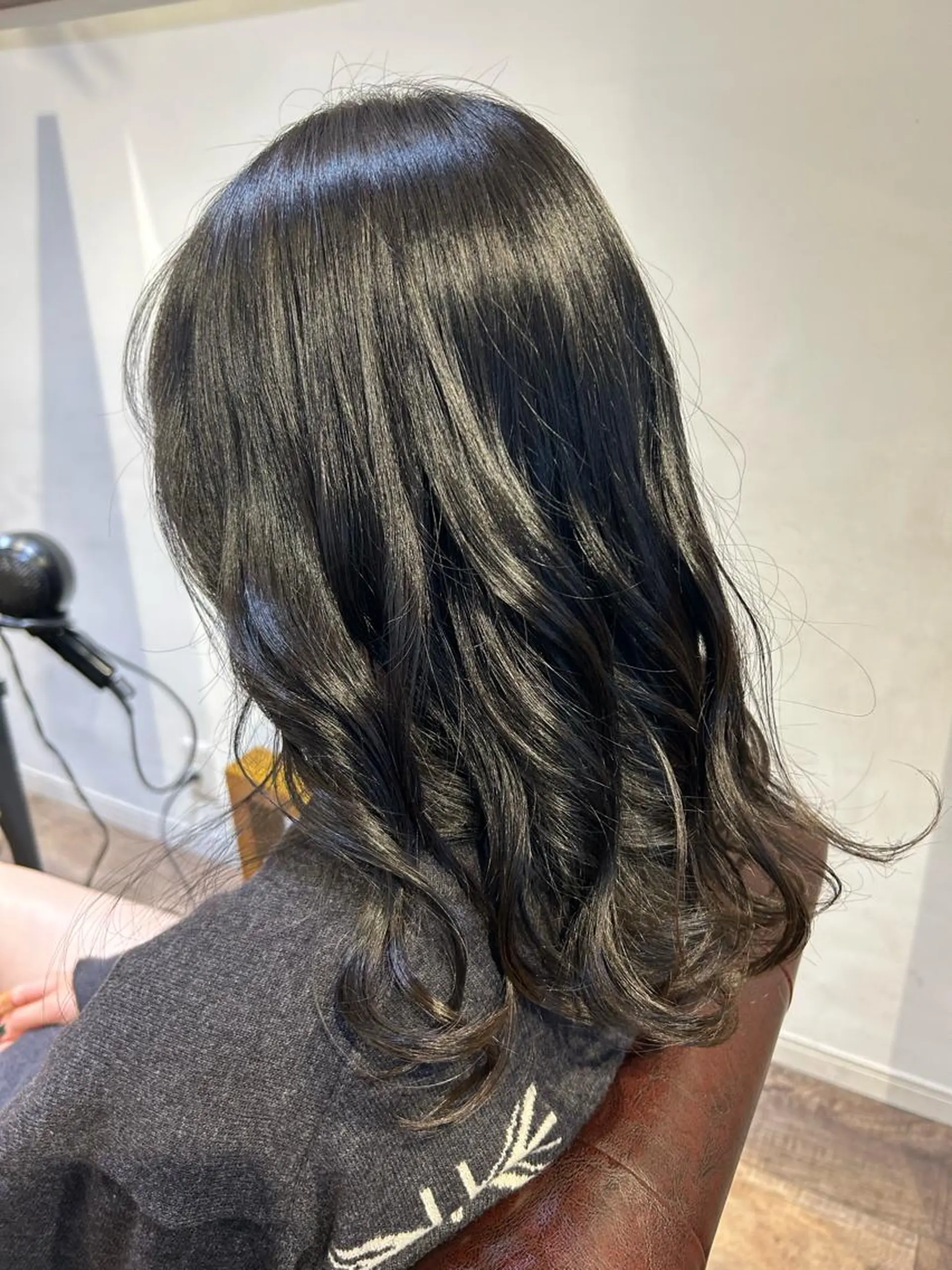 セミロング カラー MILLOR “ミラー”のヘアスタイル