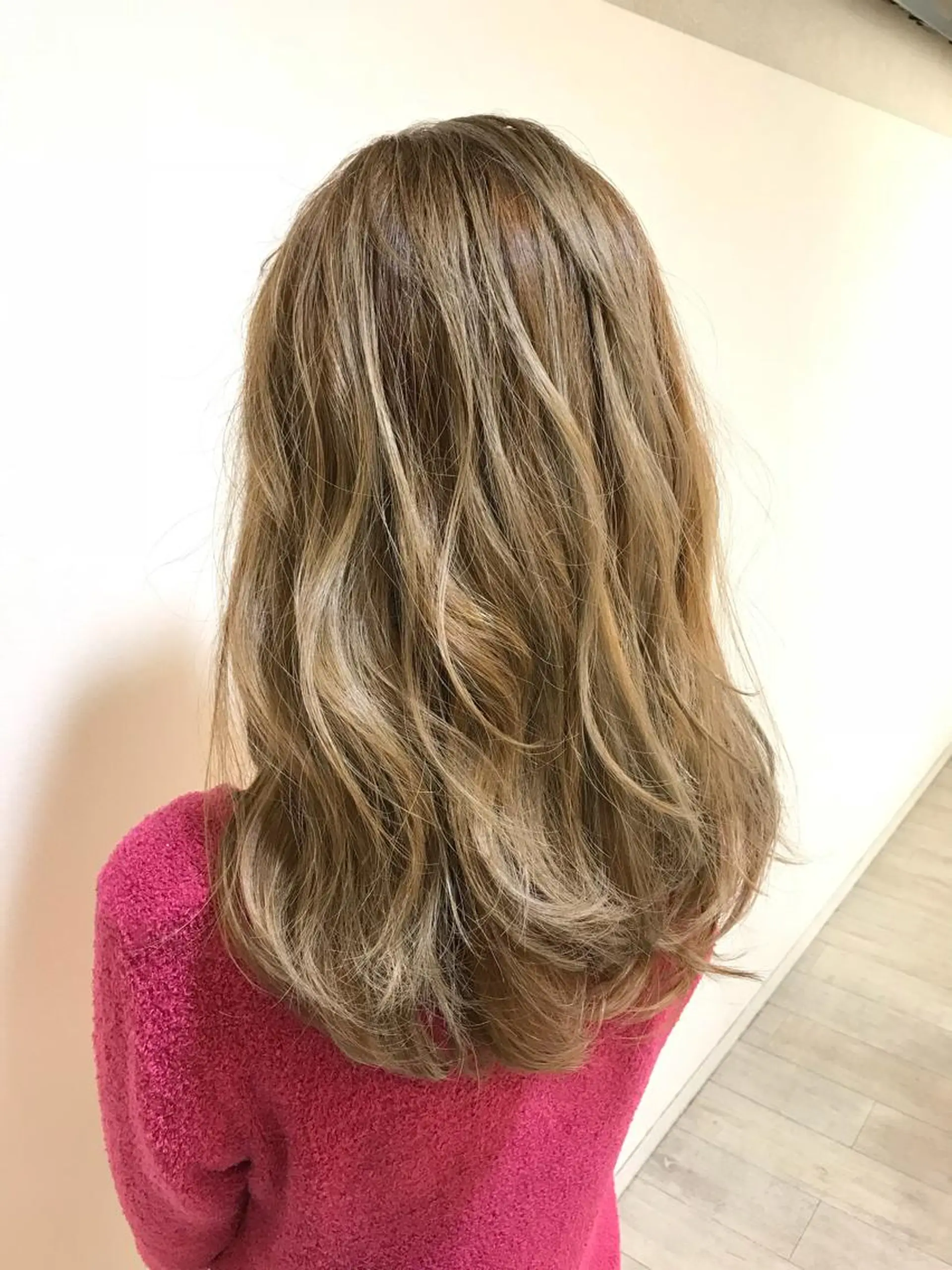 ロング カラー ベージュカラー ハイライトカラー イルミナカラー ハイライト ヘアカラー トリートメント chiyo yasuのヘアスタイル