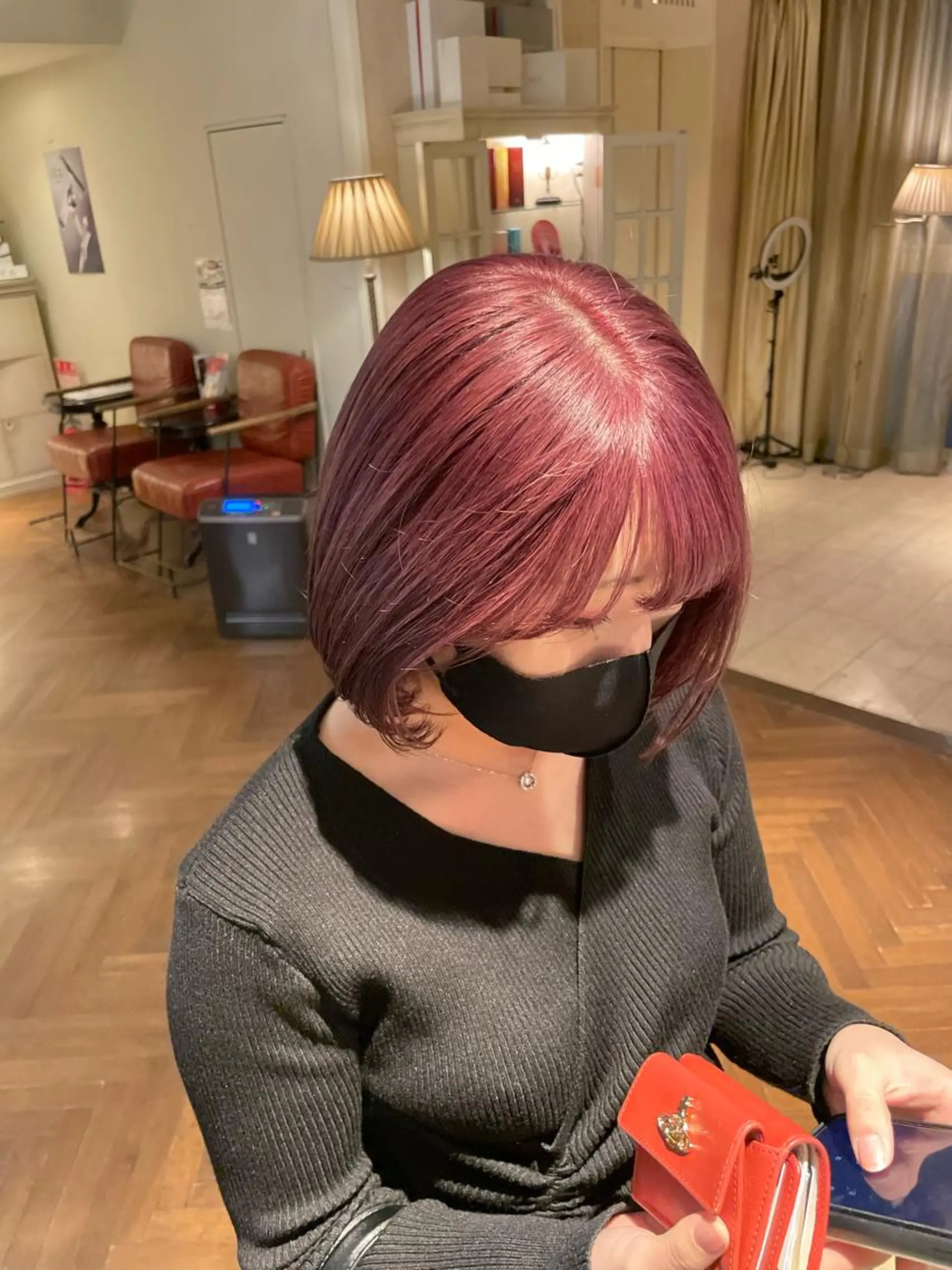 ショート カラー ブリーチ グレージュ ピンクカラー ヘアカラー ぱつっとボブ 古家 佑真のヘアスタイル