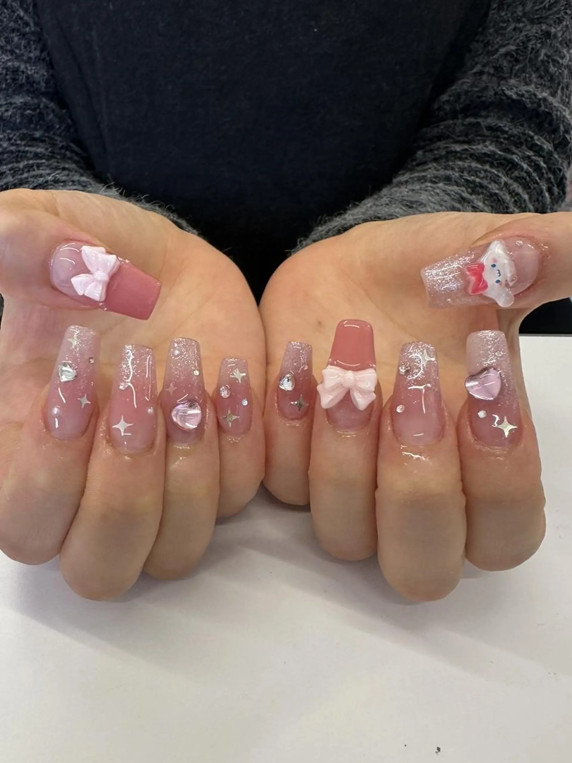 ネイル チークネイル 韓国ネイル ラメ(グリッター) ラメグラデーション リボン ハンドネイル fein.🎀 🤍staffのマツエク・マツパデザイン