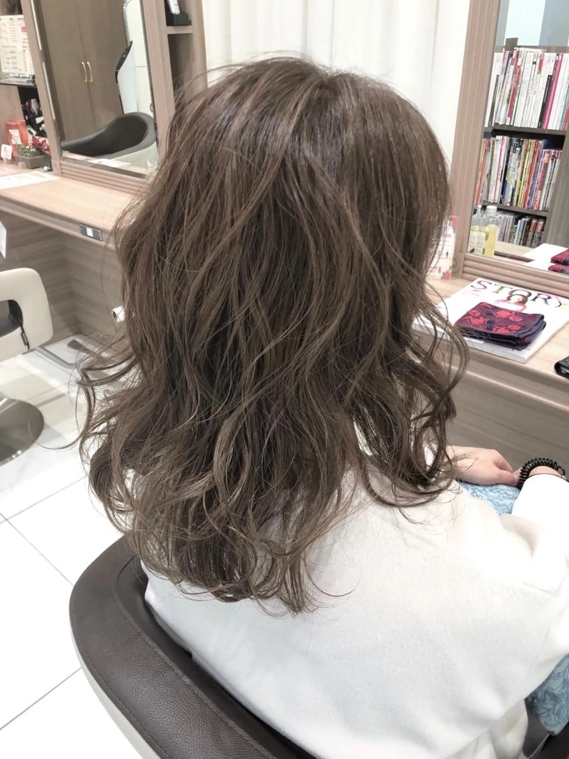 ミディアム カラー ベージュカラー ミルクティーベージュ カット ヘアカラー トリートメント 小島 仁美のヘアスタイル