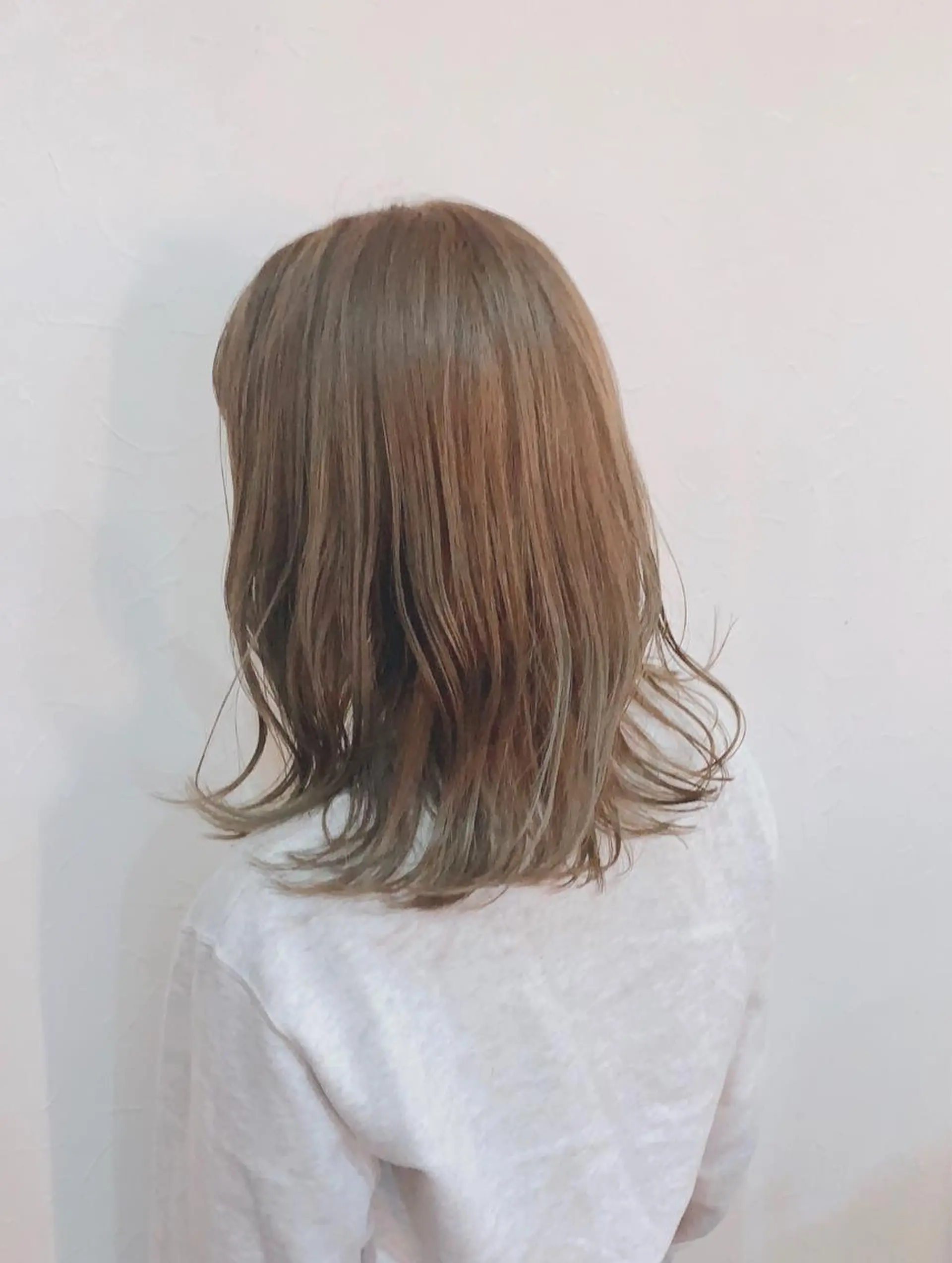 ミディアム カット ヘアカラー トリートメント トモタニ ミオのヘアスタイル