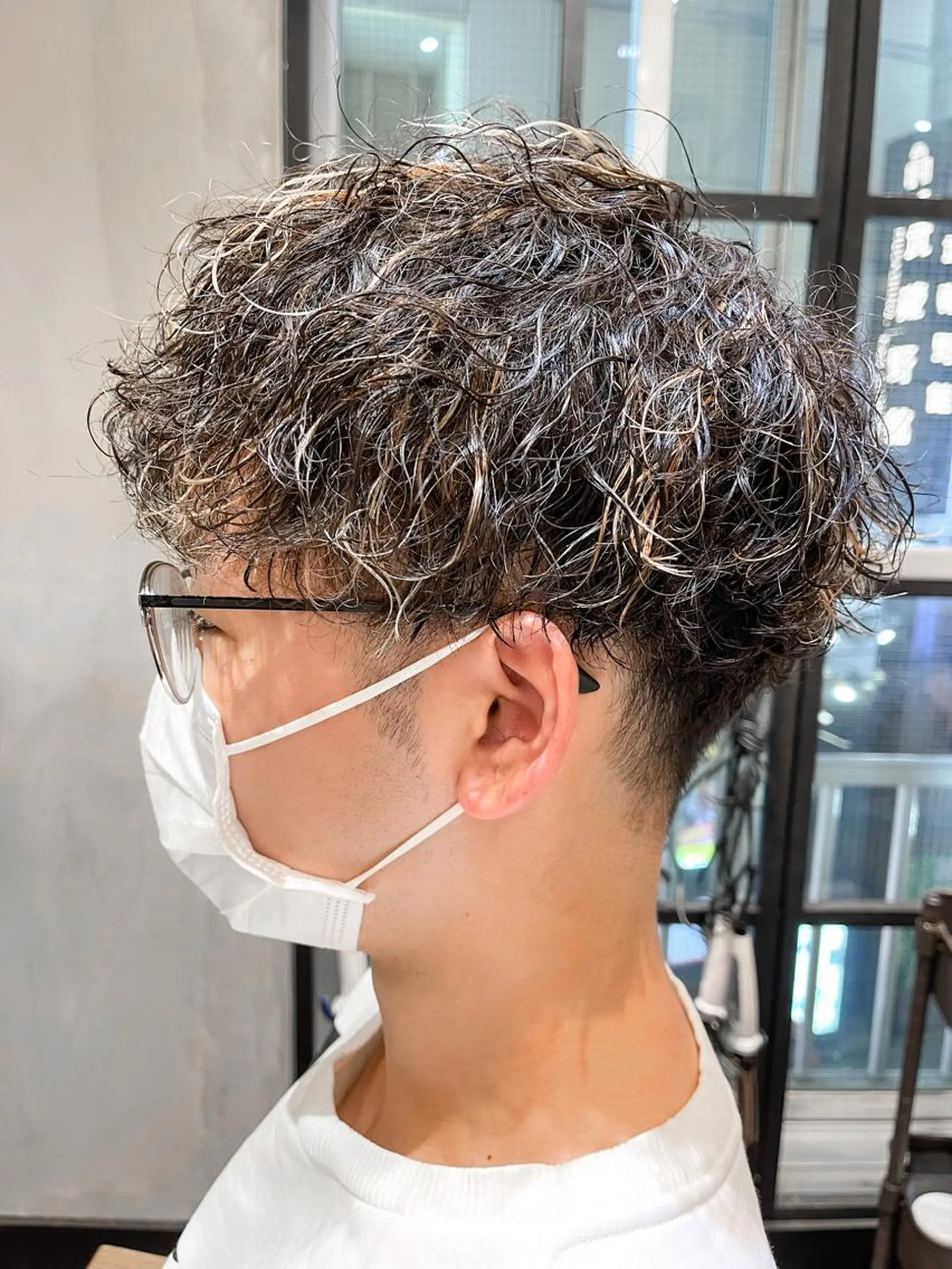 ショート カラー パーマ メンズ メンズハイライト メンズパーマ ツイストスパイラルパーマ ハイライトカラー ハイライト カット ヘアカラー パーマ トリートメント ヘアセット lana hair 新宿 髪質改善トリートメント 新宿三丁目所属・新宿メンズパーマ TAKE曲がる縮毛のヘアスタイル