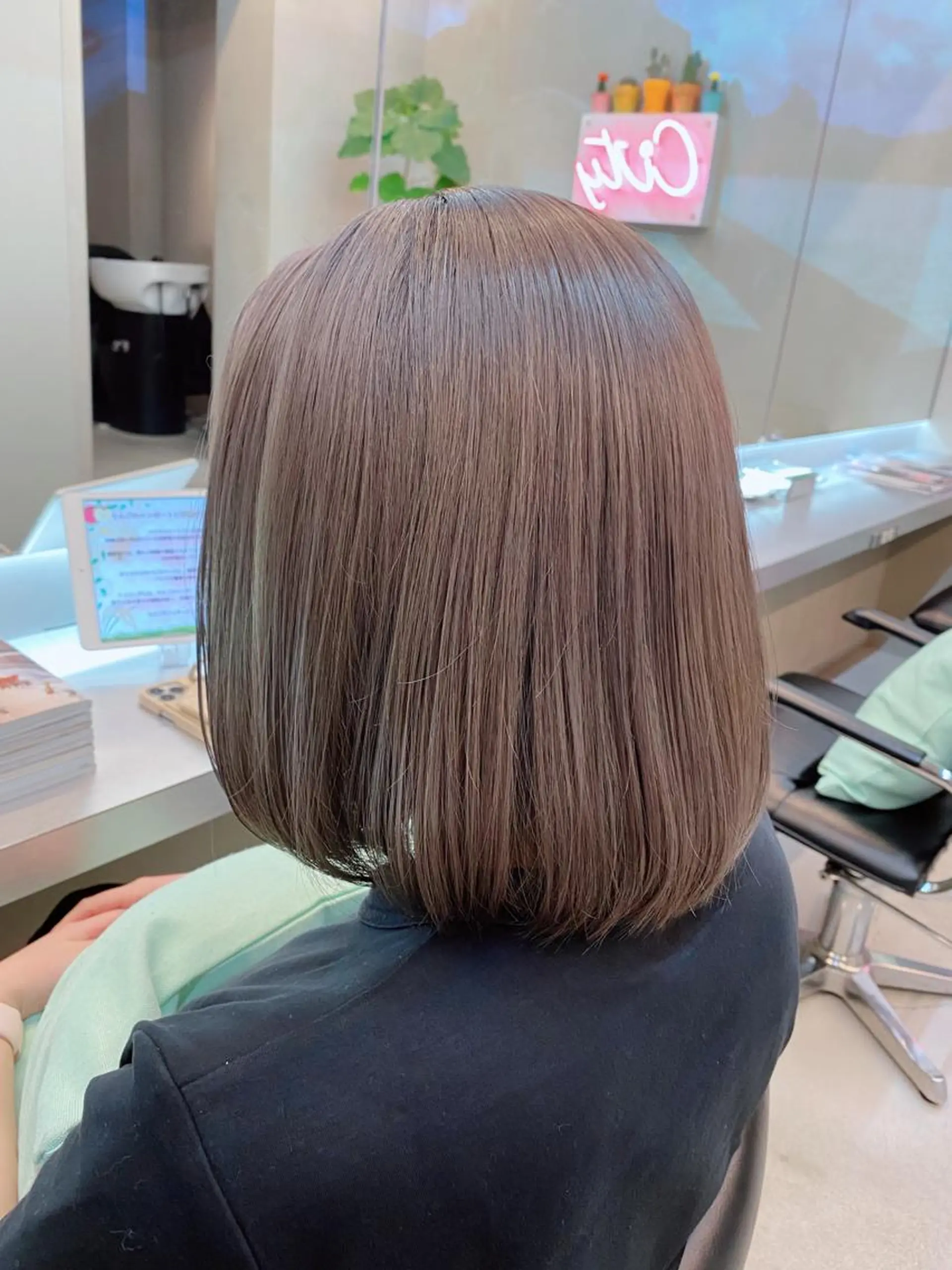 ミディアム カラー 岡野 静華のヘアスタイル