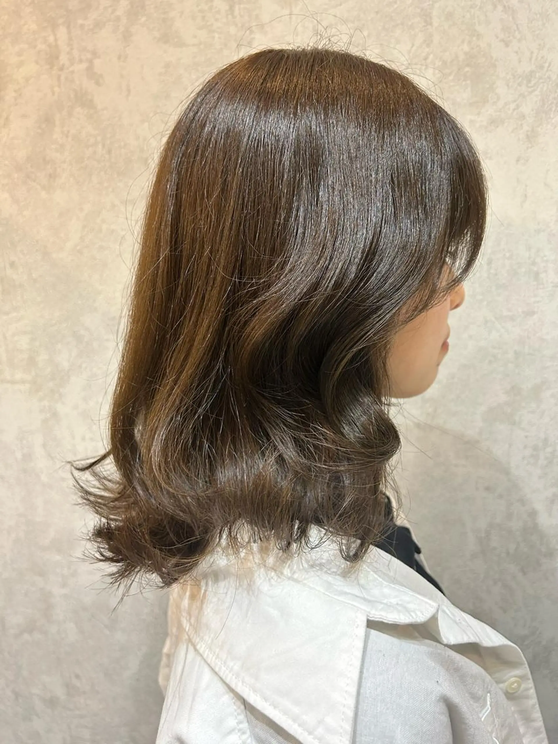 ミディアム カラー ヘアアレンジ アッシュ レイヤーカット トリートメント 飯塚 沙衣のヘアスタイル