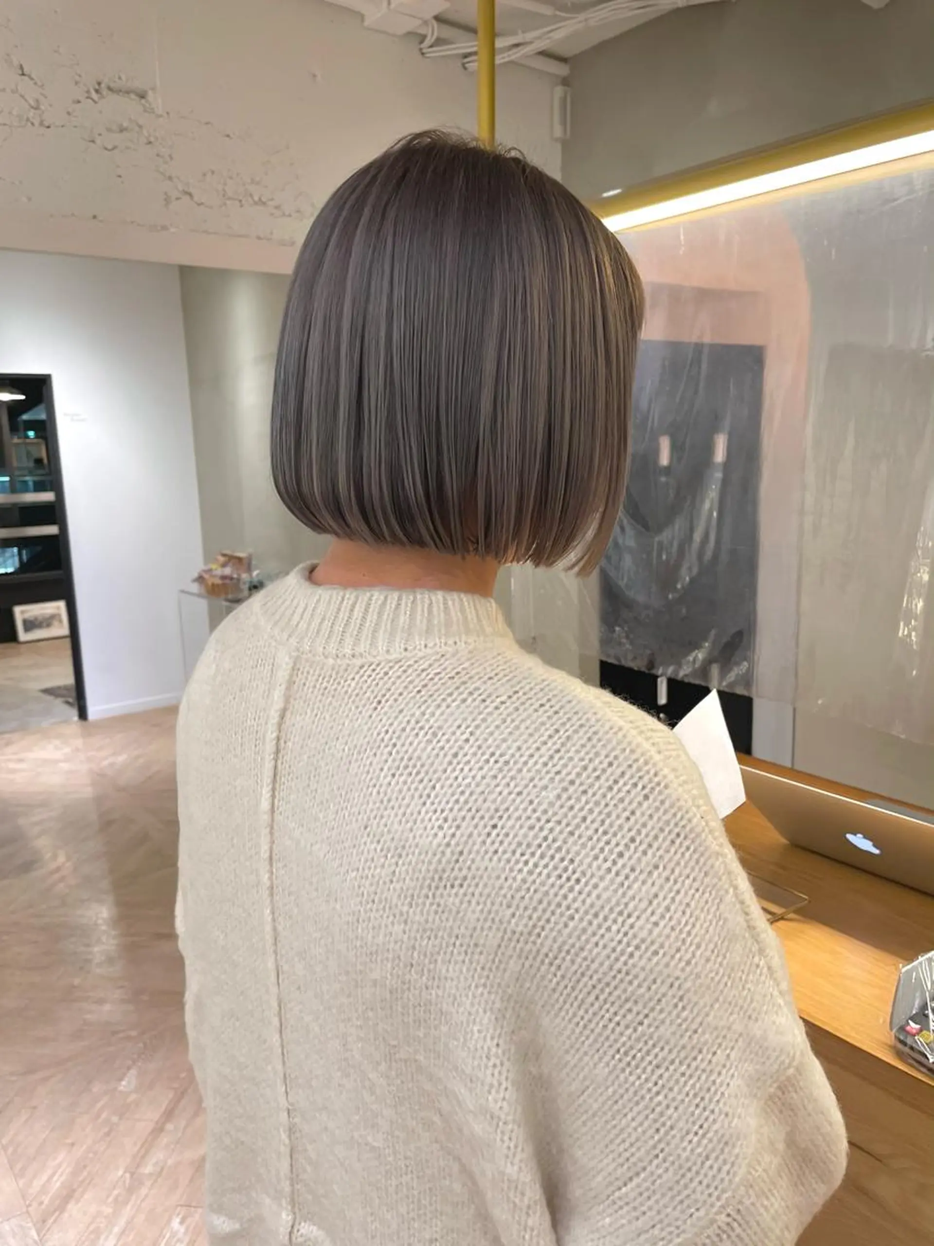 ショート カラー ベージュカラー ブリーチ ケアブリーチ ダブルカラー イヤリングカラー センターパート 田形清流のヘアスタイル