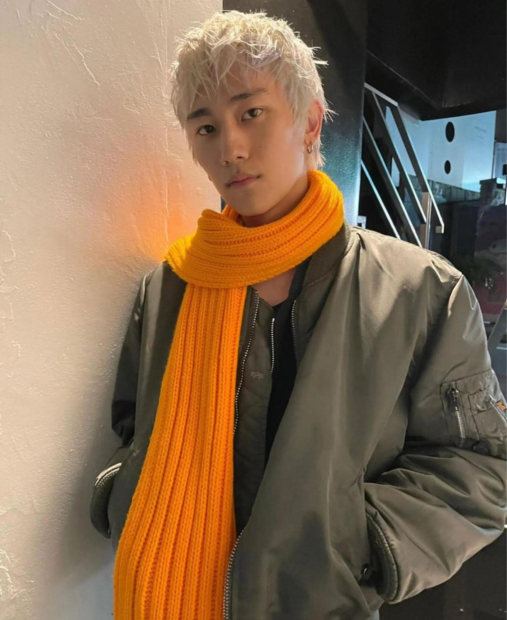 ショート カラー メンズ メンズバレイヤージュ メンズブリーチ センターパート フェードカット メンズハイライト スパイラルパーマ 🌐hina⭐️のヘアスタイル