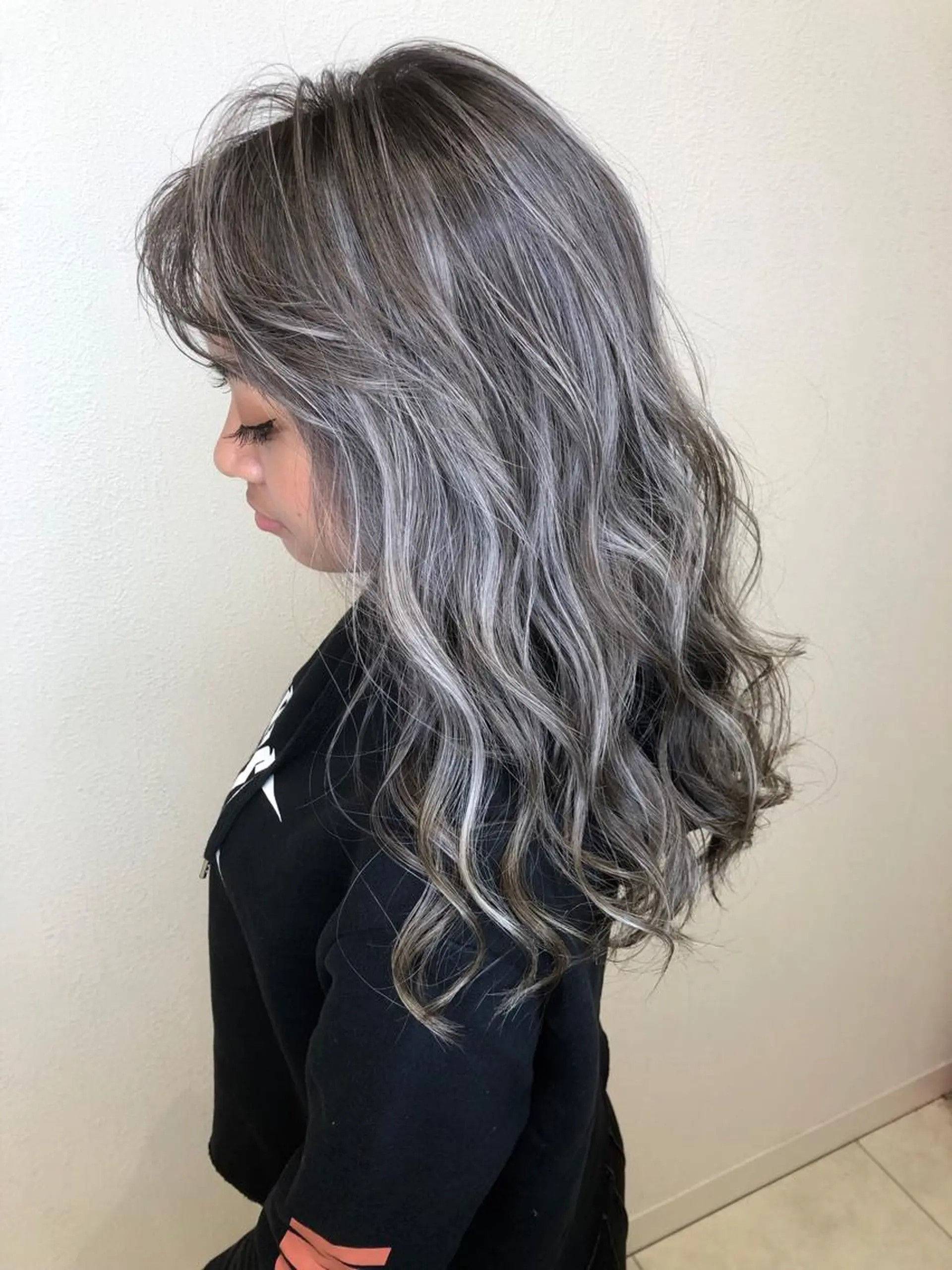 ロング カラー バレイヤージュ デザインカラー グレージュ ハイライトカラー ハイライト ブリーチ無しカラー 👑店長　平松　由のヘアスタイル