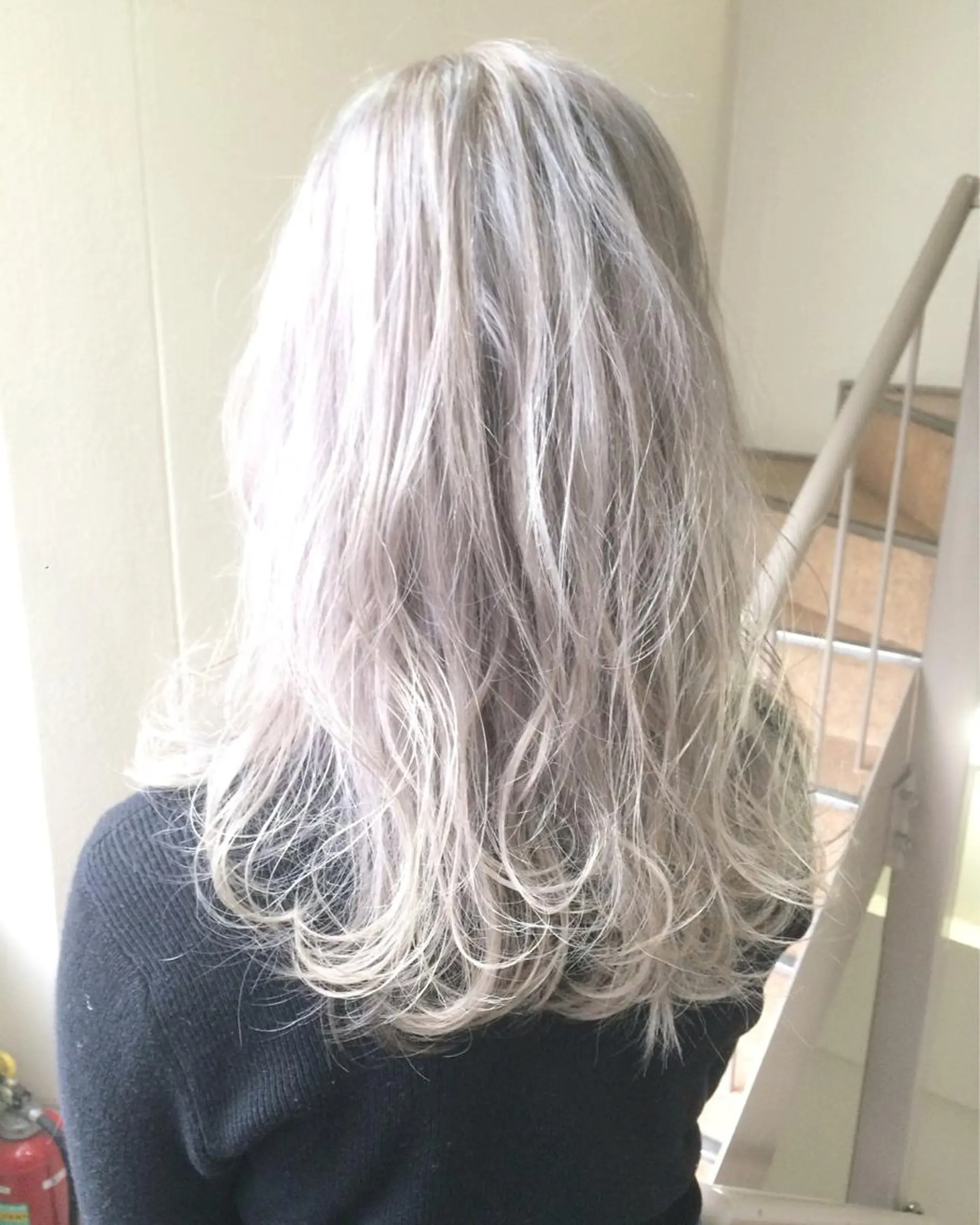 ミディアム カラー パーマ ヘアアレンジ アッシュ ホワイトアッシュ ヘアカラー トリートメント youres hair 新宿3丁目店所属・新宿.代表.透け髪 TAKAケアブリーチのヘアスタイル