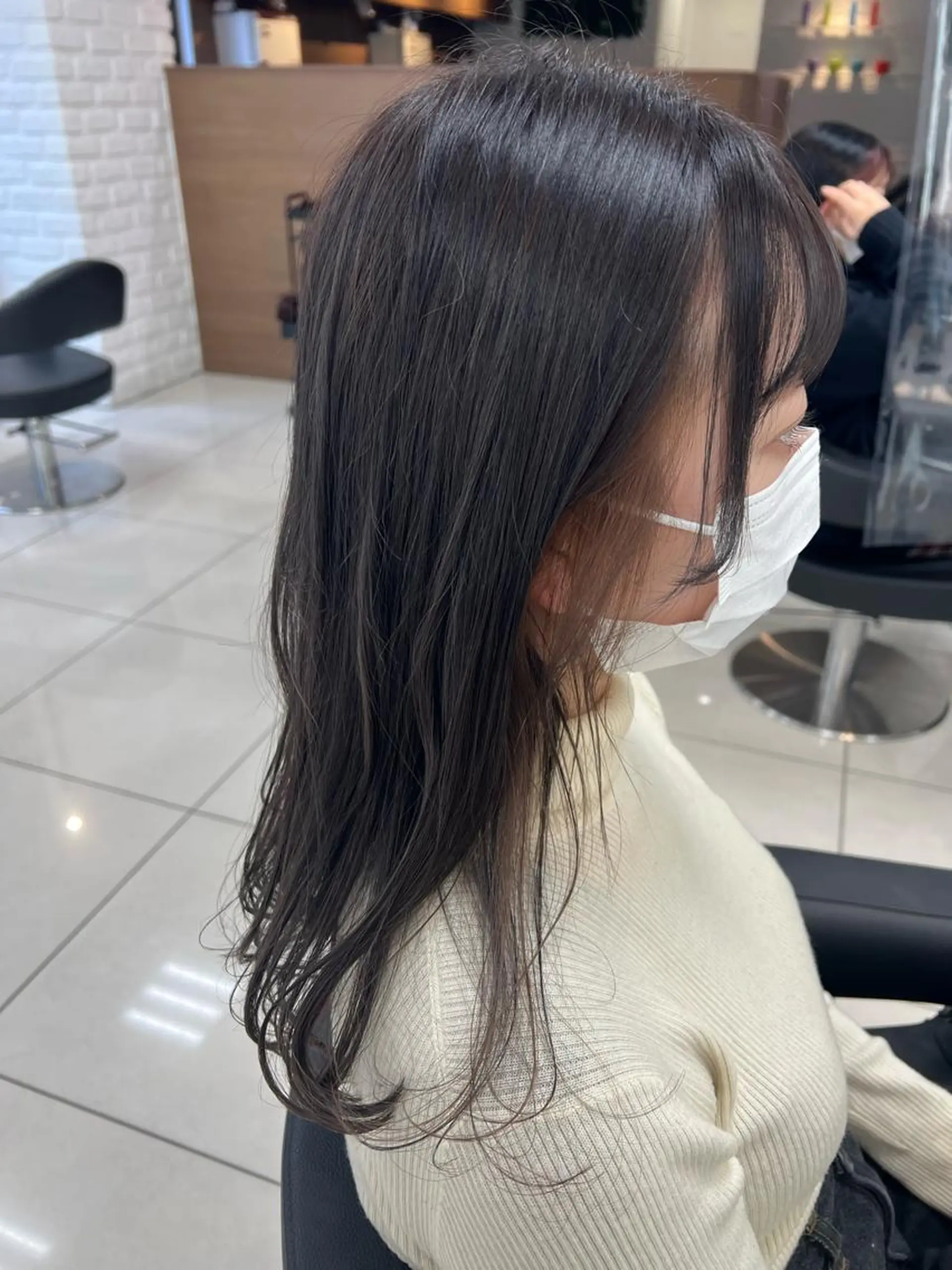 セミロング カラー ベージュカラー ブリーチ イヤリングカラー グレージュ ヘアカラー トリートメント 暖色カラー💜 中山由梨のヘアスタイル
