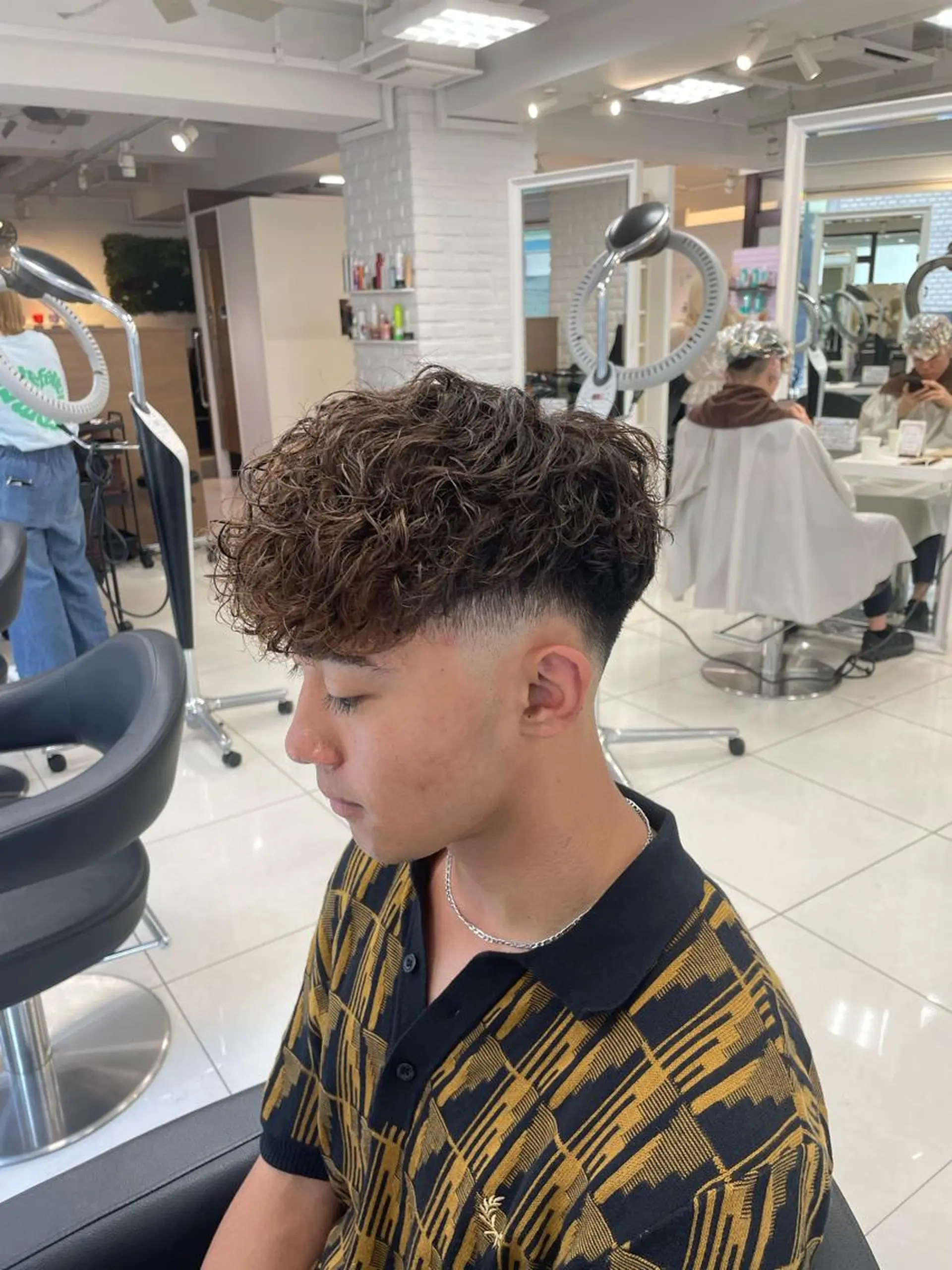 ショート パーマ メンズ メンズブリーチ メンズハイライト スペインカール ハイライト カット ヘアカラー トリートメント フェザーパーマ職人 🪶ryosukeのヘアスタイル