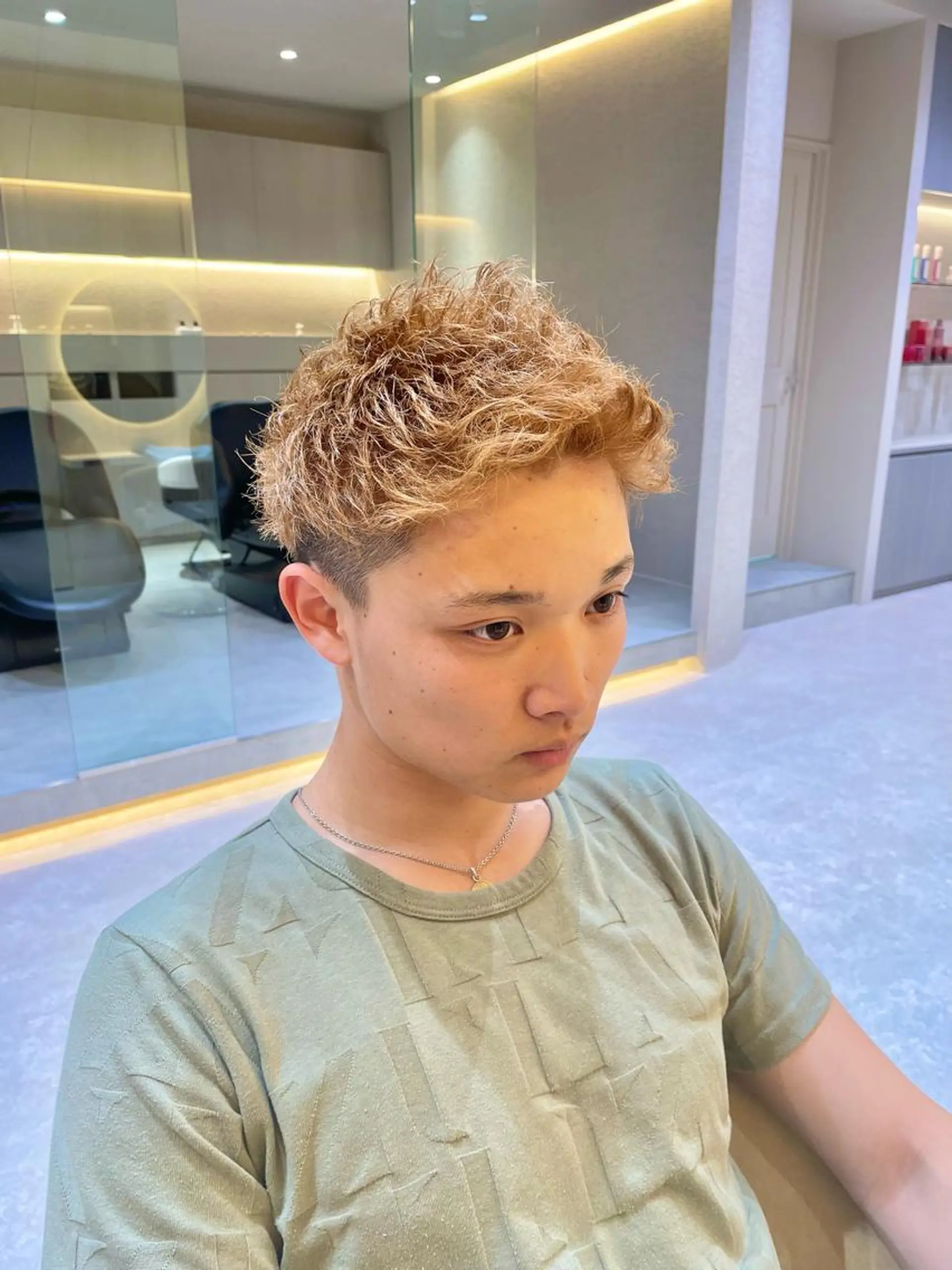 メンズ センターパート フェードカット メンズハイライト メンズメッシュ マッシュ カット ヘアカラー 大人メンズパーマ メンズ特化 萱原大幹のヘアスタイル