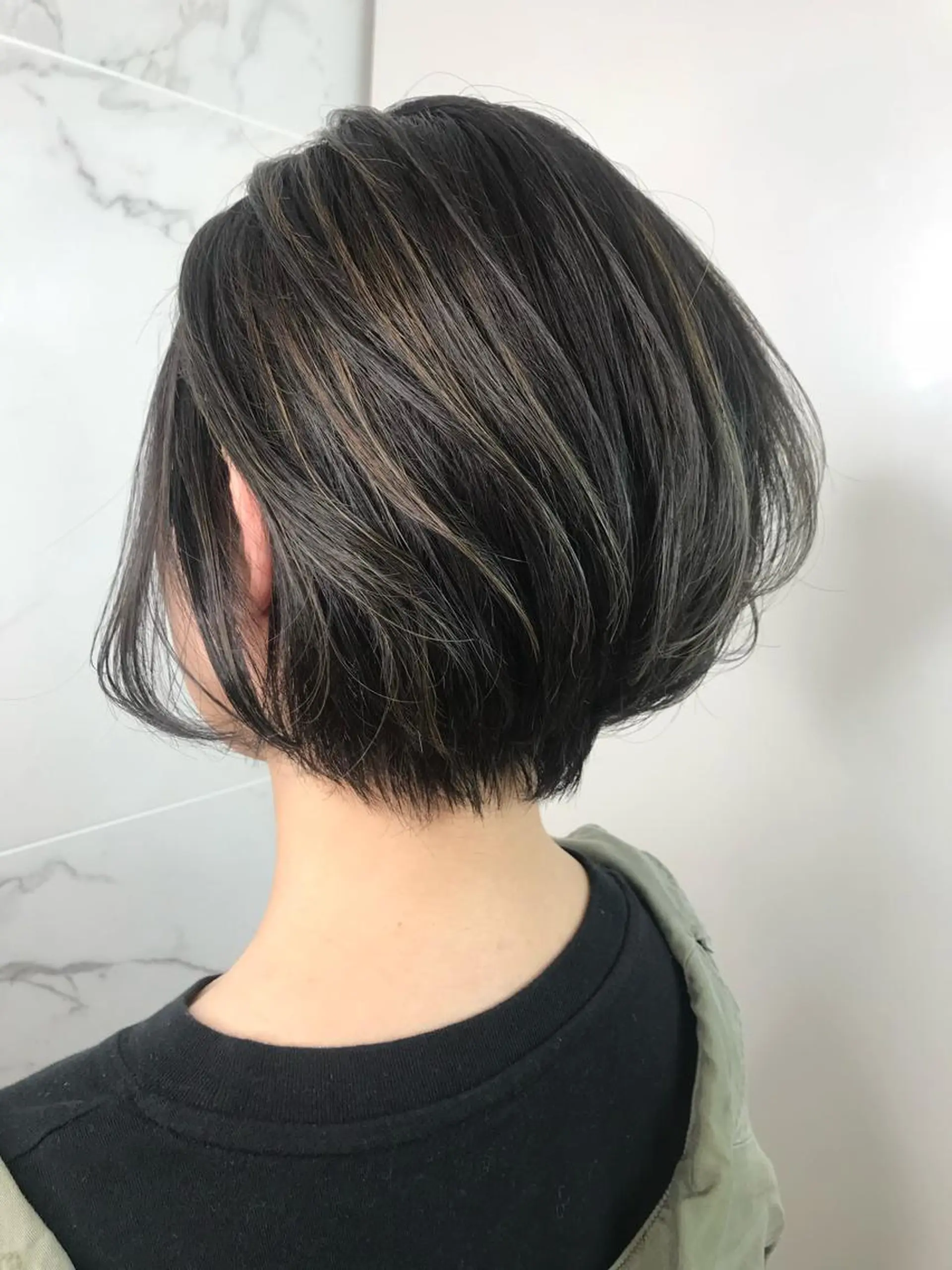 ショート カラー グレージュ ハイライトカラー ハイライト AVANCE emiのヘアスタイル