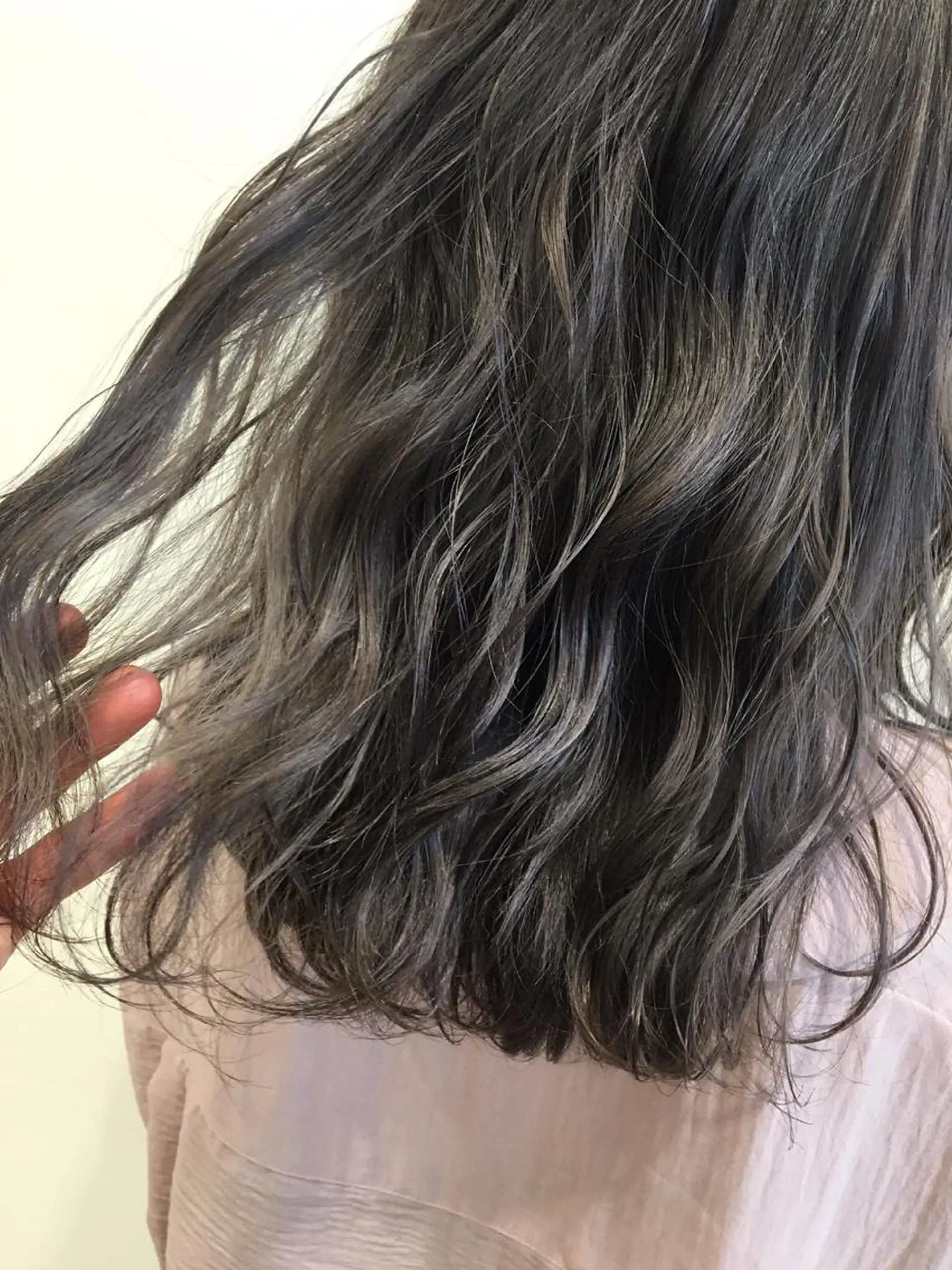 ミディアム カラー グレージュ ケアブリーチ 坪井佑樹のヘアスタイル