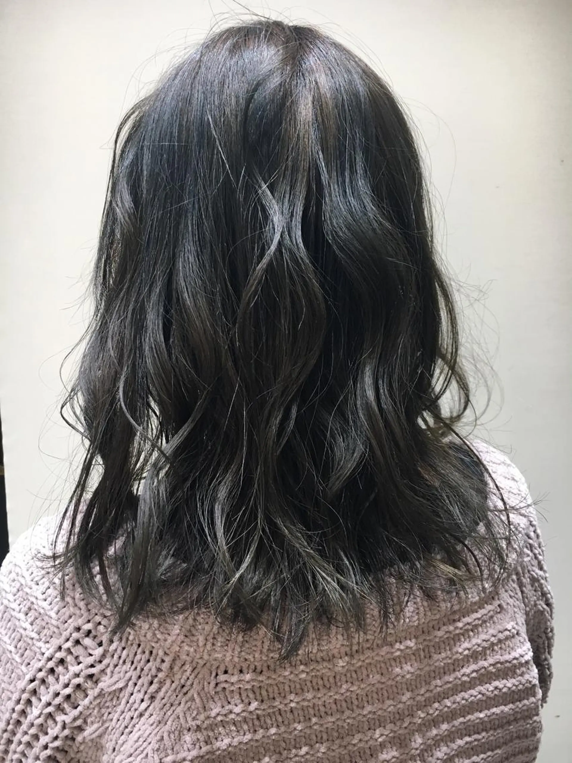 セミロング カラー アッシュ ブリーチ 新宿／透明感カラー／ 阿久津凜のヘアスタイル