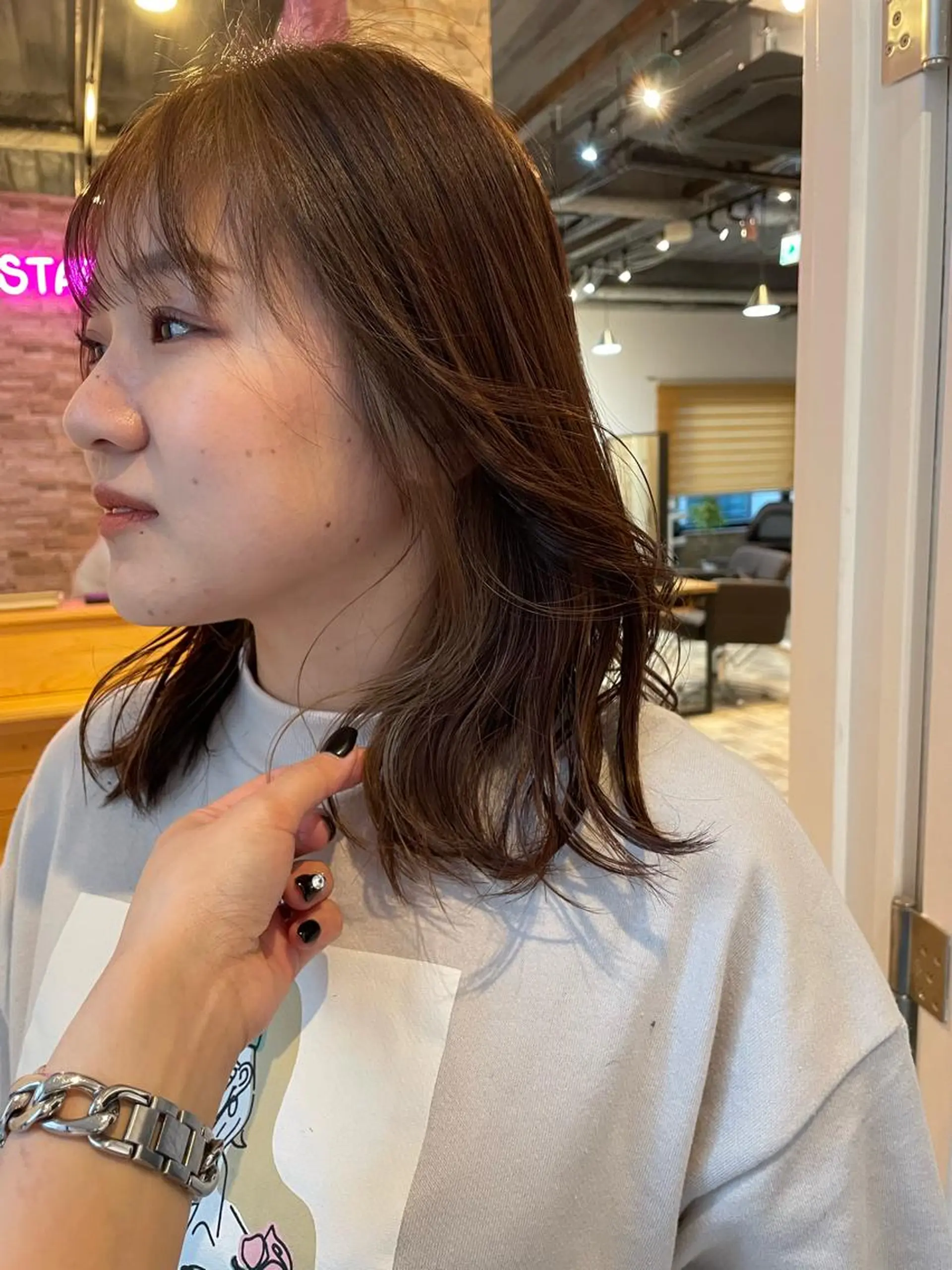 セミロング カラー イヤリングカラー カット ヘアカラー STAR RIVER所属・YUI/ ブリーチカラー🌷のヘアスタイル