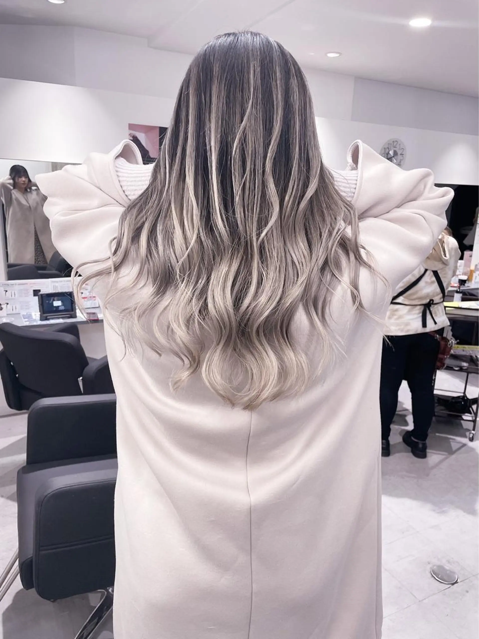 セミロング レイヤーカット 髪質改善SALON MIST+所属・荒金 大翔のヘアスタイル