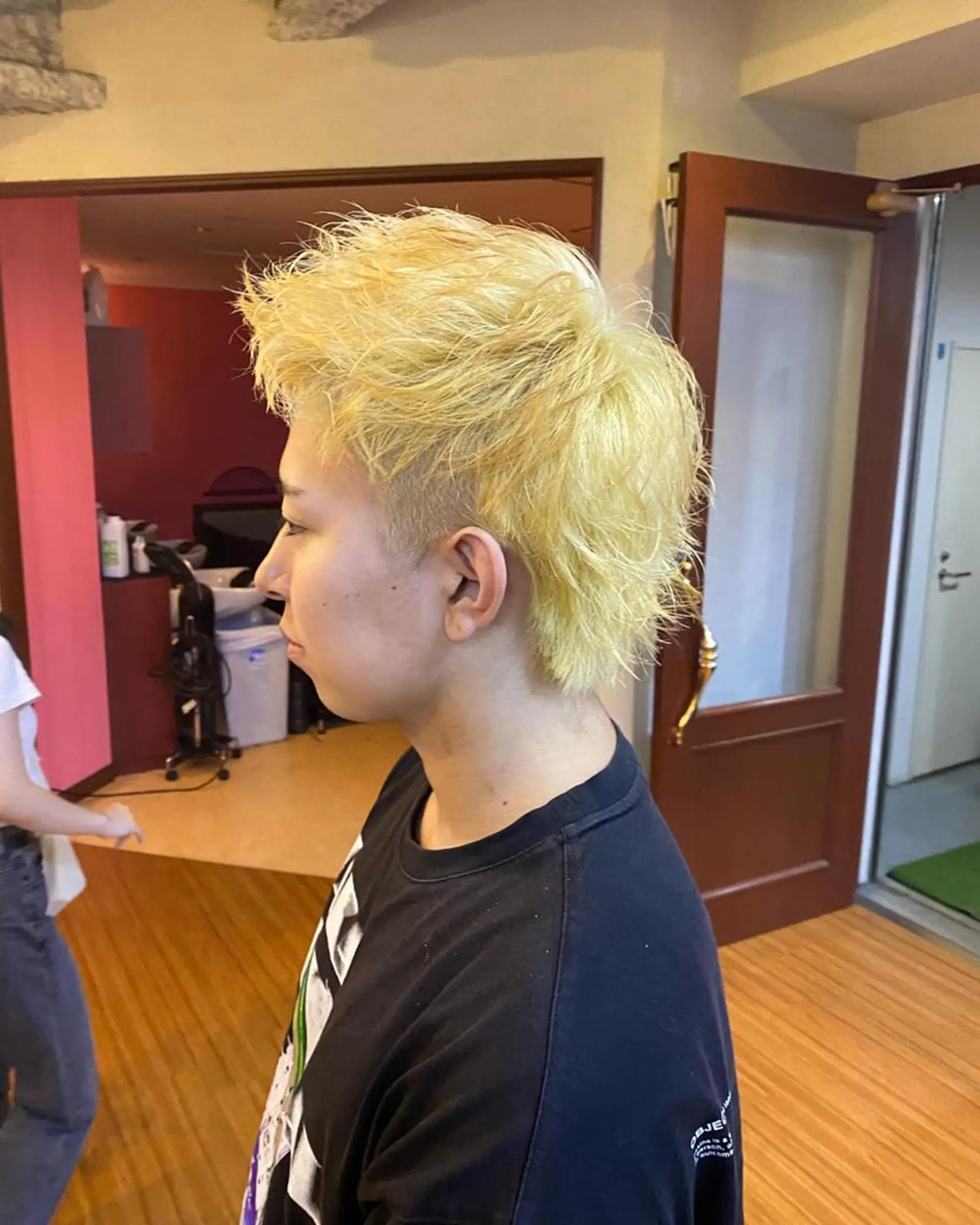 ミディアム カラー メンズ メンズウルフカット 抜きっぱなしブロンド ウルフカット ヘアカラー 【阪急六甲 サロン ド ロイ】所属・メンズ特化 岸本 阪急六甲サロンドロイのヘアスタイル