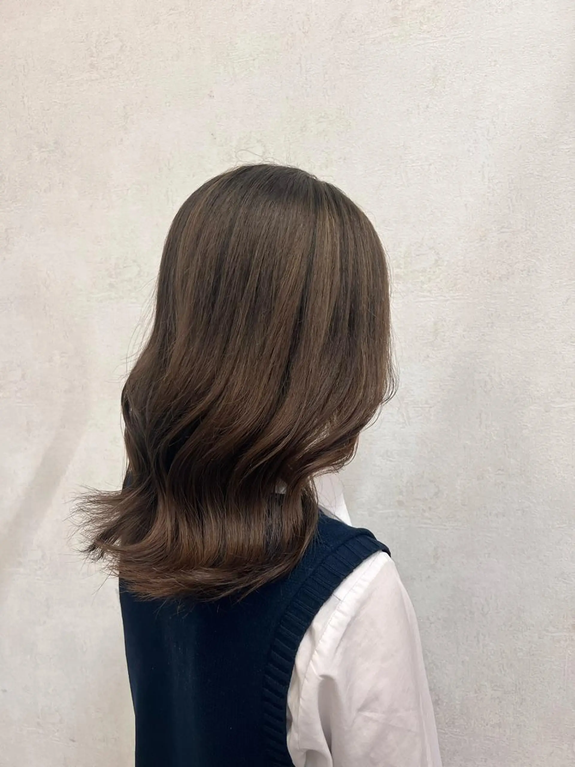 セミロング ブリーチカラー 〻髪質改善〻アレンジのヘアスタイル
